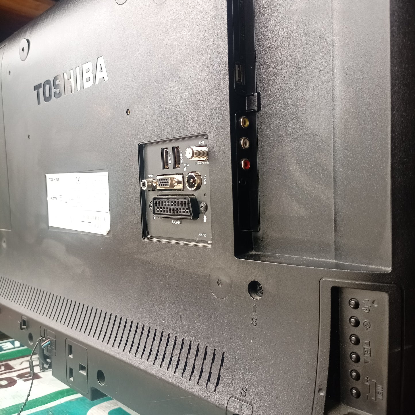 TOSHIBA 32 Inch 32W1543DG Full HD LED TV - Board view