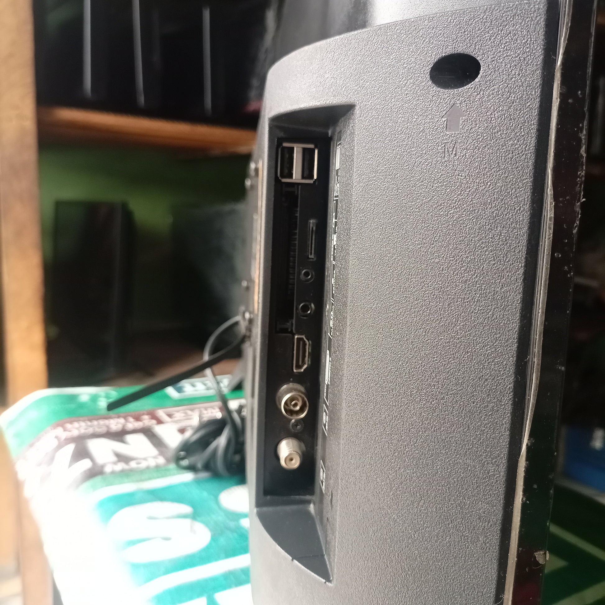 BUSH 32 Inch HA32H4232LEKB Android Bluetooth Smart Full HD LED TV + Play Store - Side board view