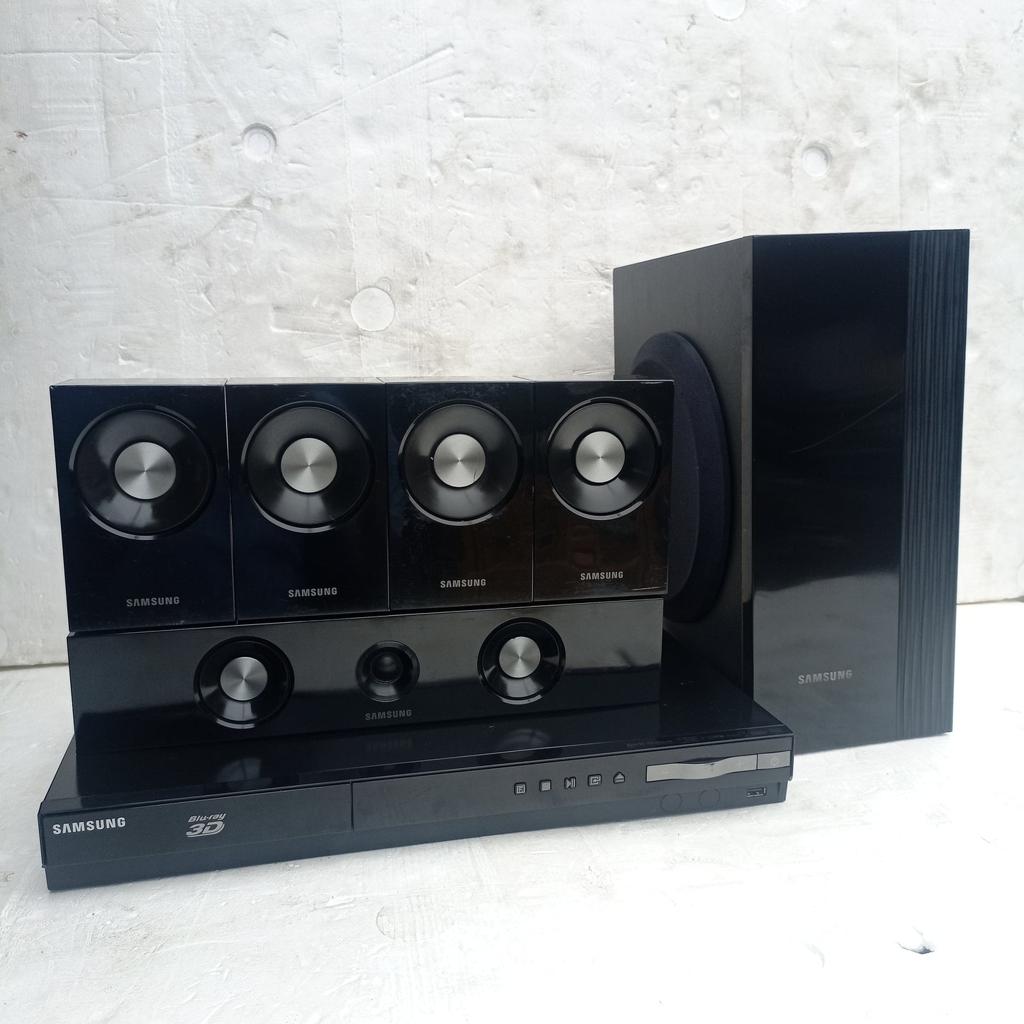 Samsung 5.1ch 1000Watts 3D Blu-ray DVD Home Theater Complete Set (USB, Aux, FM radio, Optical in, HDMI) - Foreign Used