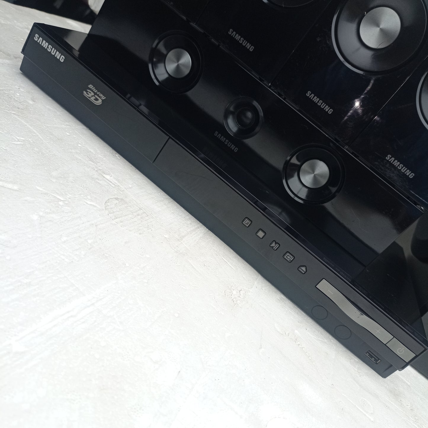 Samsung 5.1ch 1000Watts 3D Blu-ray DVD Home Theater Complete Set (USB, Aux, FM radio, Optical in, HDMI) - Foreign Used