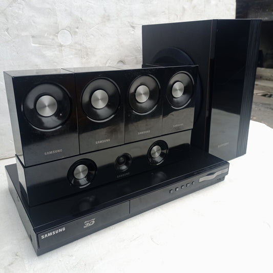 Ensemble complet de cinéma maison Samsung 5.1 canaux 1000 watts Blu-ray 3D DVD (USB, Aux, radio FM, entrée optique, HDMI) - Occasion étrangère