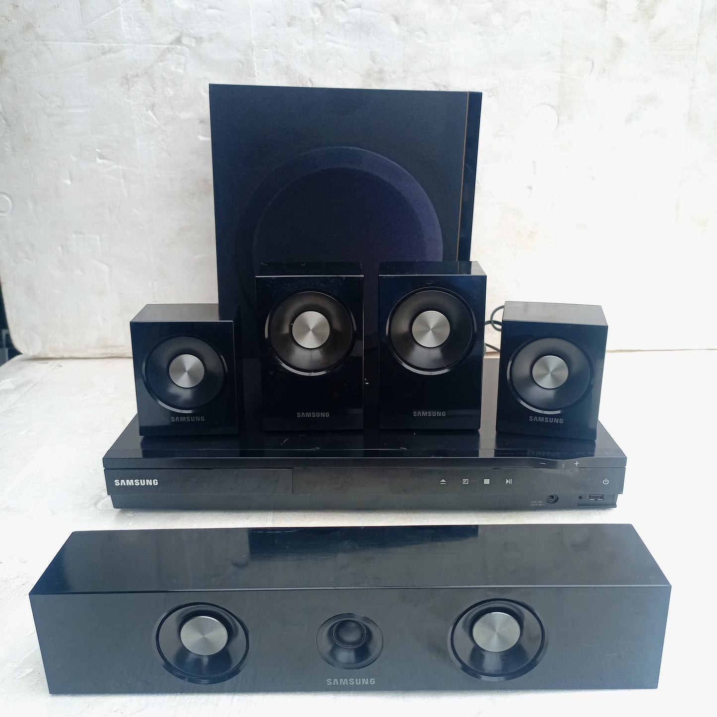 Samsung HT-D450 850Watts DVD Home Theater Complete Set - Foreign Used
