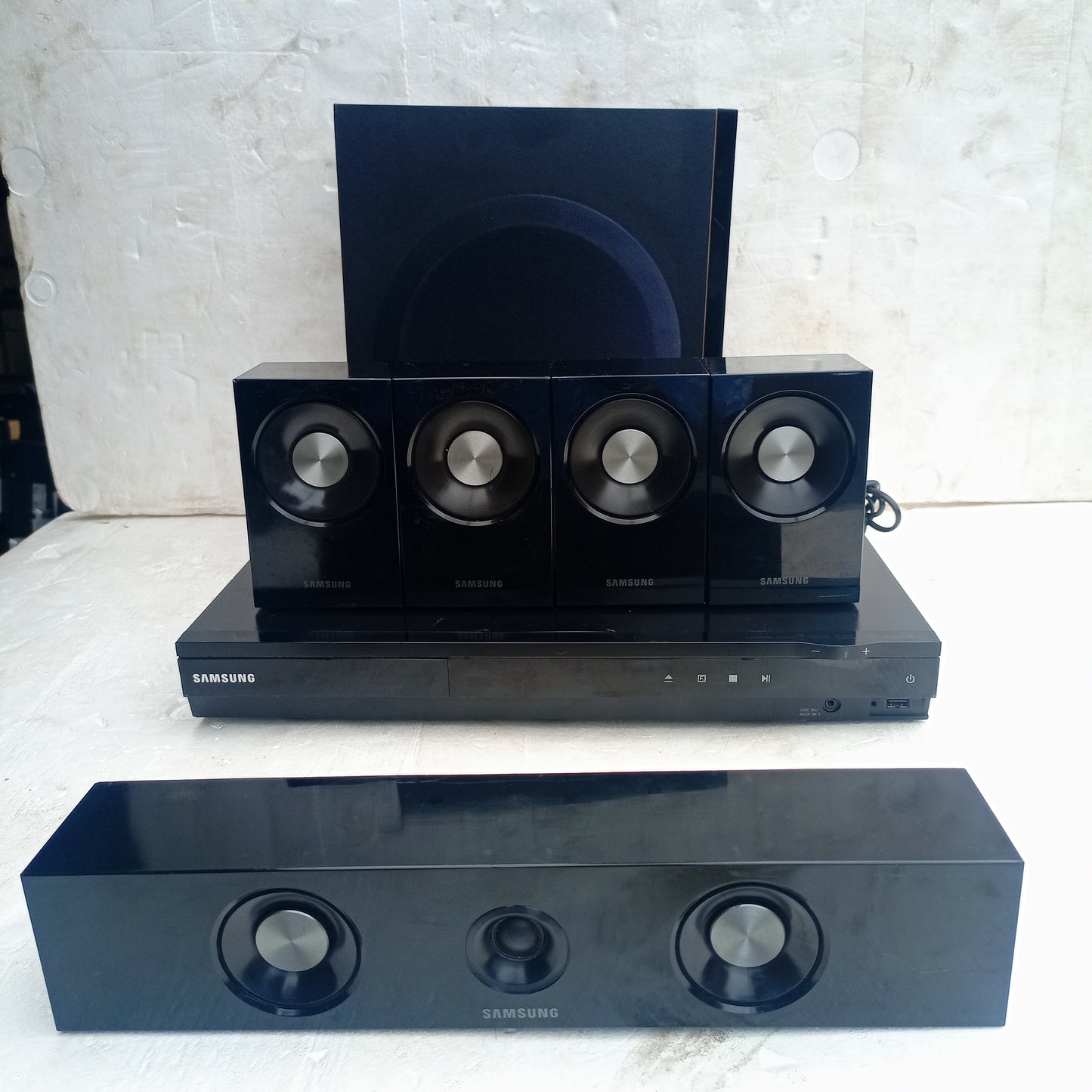 Samsung HT-D550 1000Watts DVD Home Theater Complete Set - Foreign Used