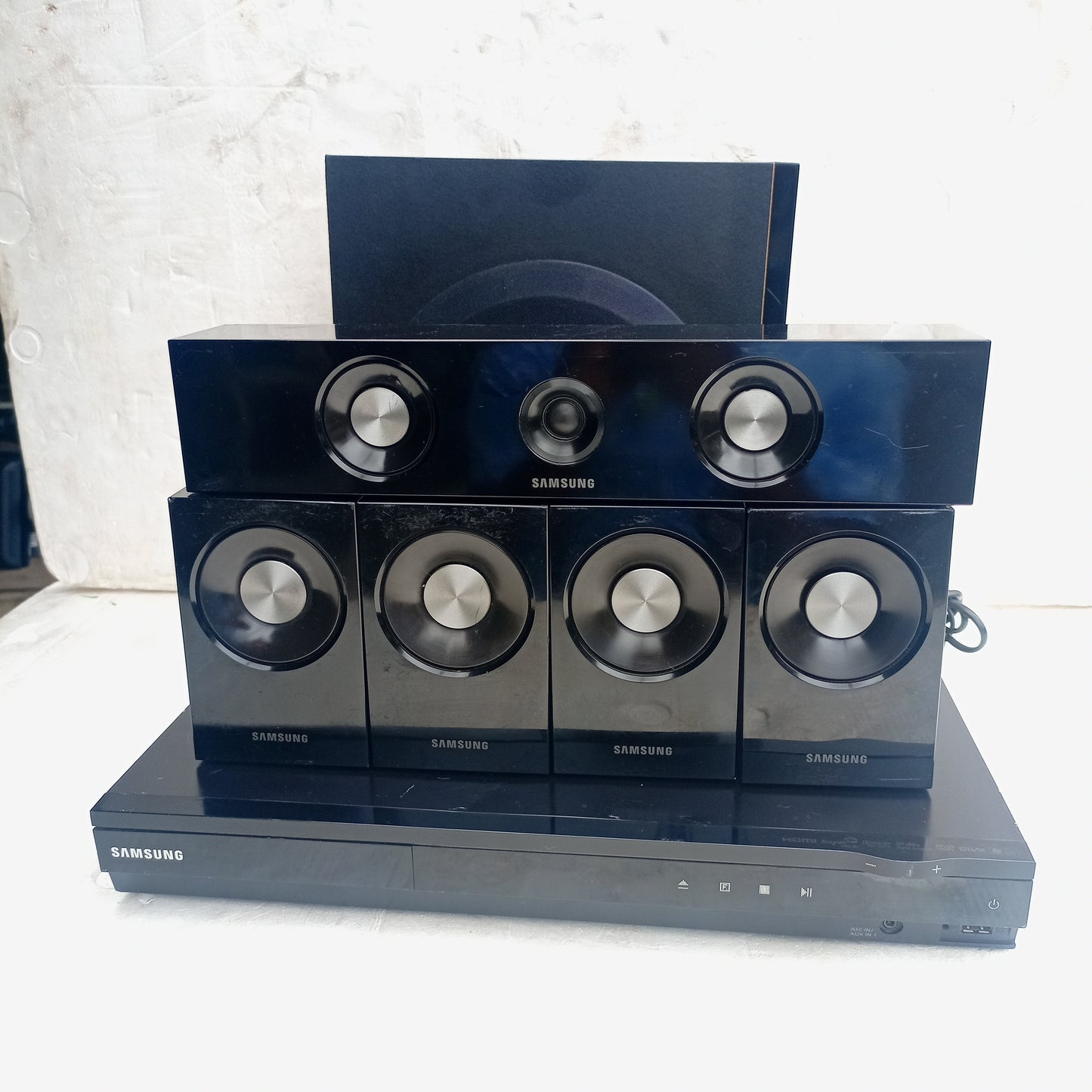 Samsung HT-D550 1000Watts DVD Home Theater Complete Set - Speakers