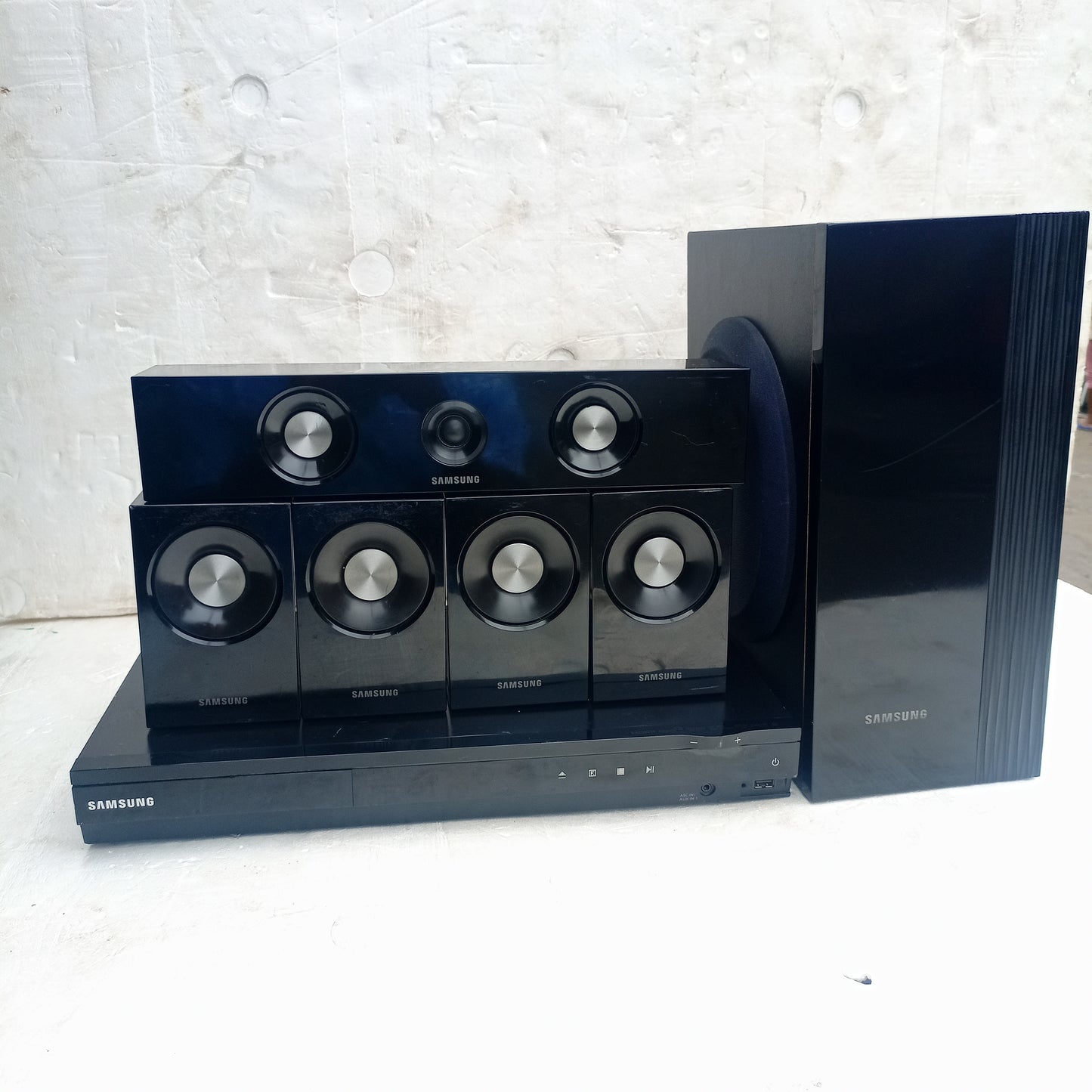 Samsung HT-D550 1000Watts DVD Home Theater Complete Set - Foreign Used