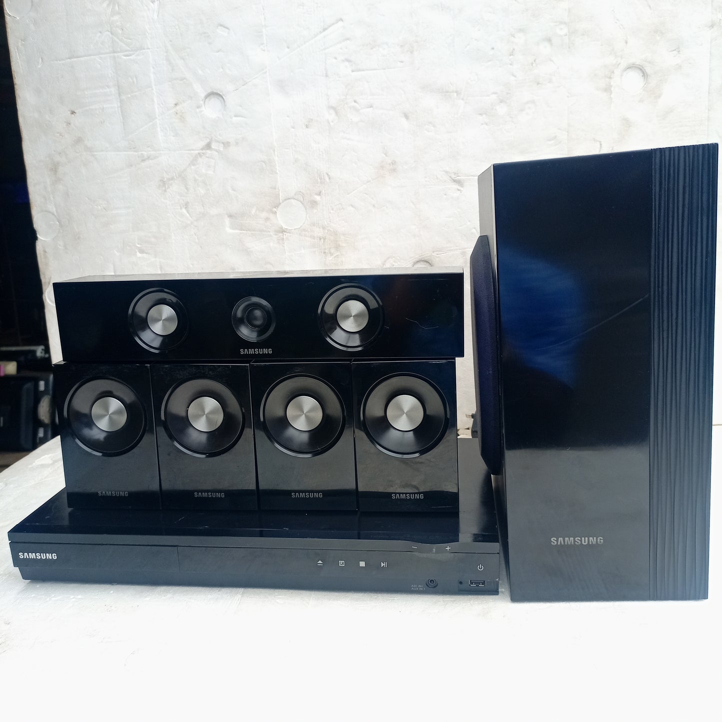 Samsung HT-D550 1000Watts DVD Home Theater Complete Set - Foreign Used