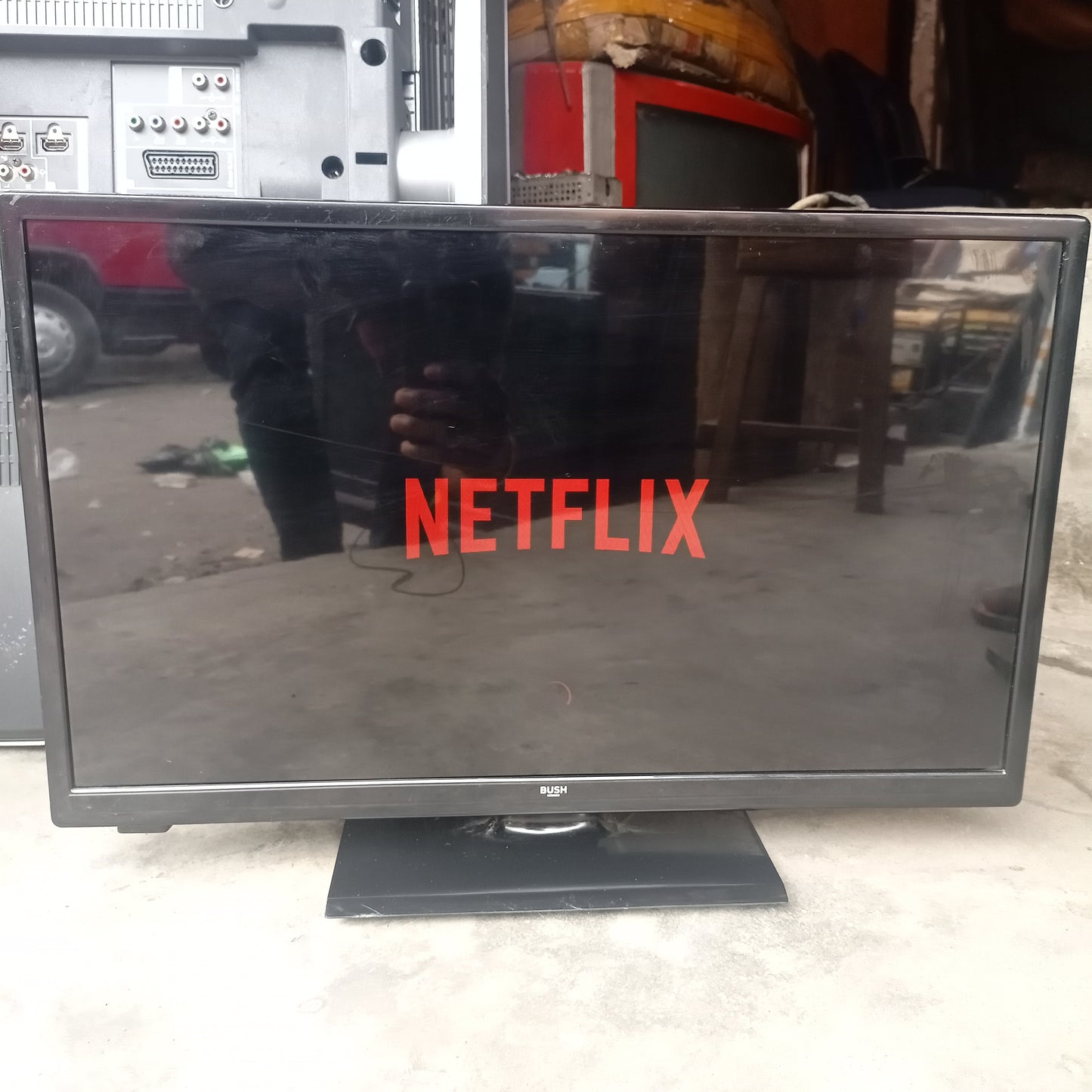 BUSH 24 Inch LED24265DVDCNTD Smart Full HD LED TV (DVD Combo) + Screen Mirroring, Netflix & YouTube - UK Used