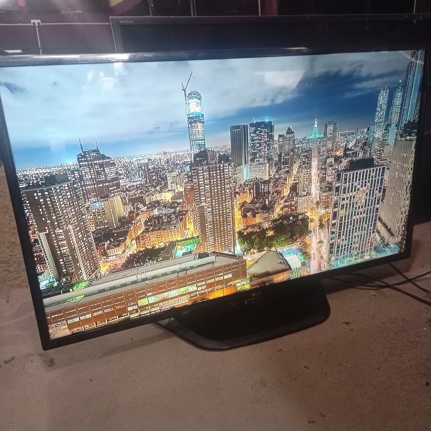 LG 47 Inch 47LN5700 Widescreen 1080p Full HD Smart Internet LED TV - UK Used