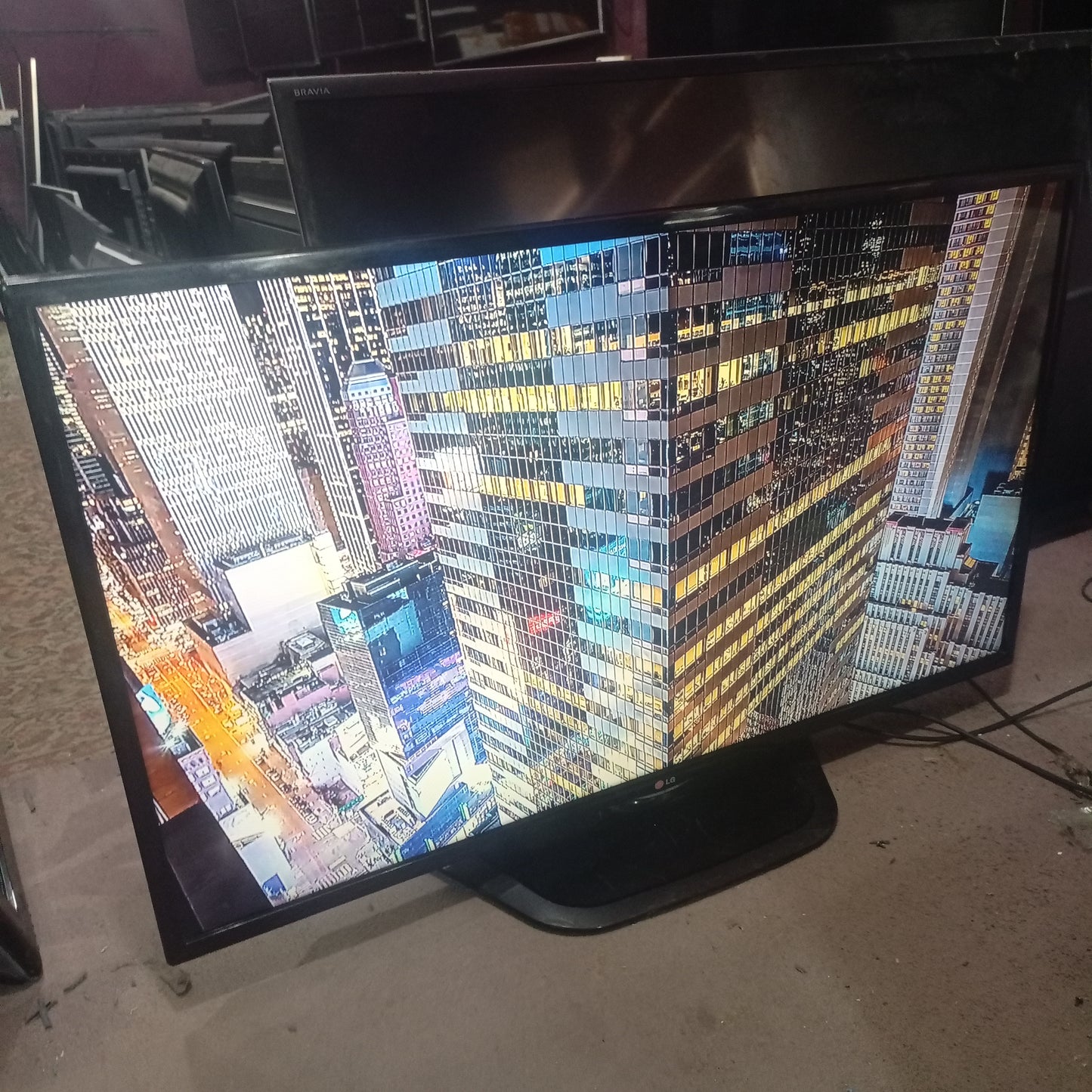 LG 47 Inch 47LN5700 Widescreen 1080p Full HD Smart Internet LED TV - UK Used