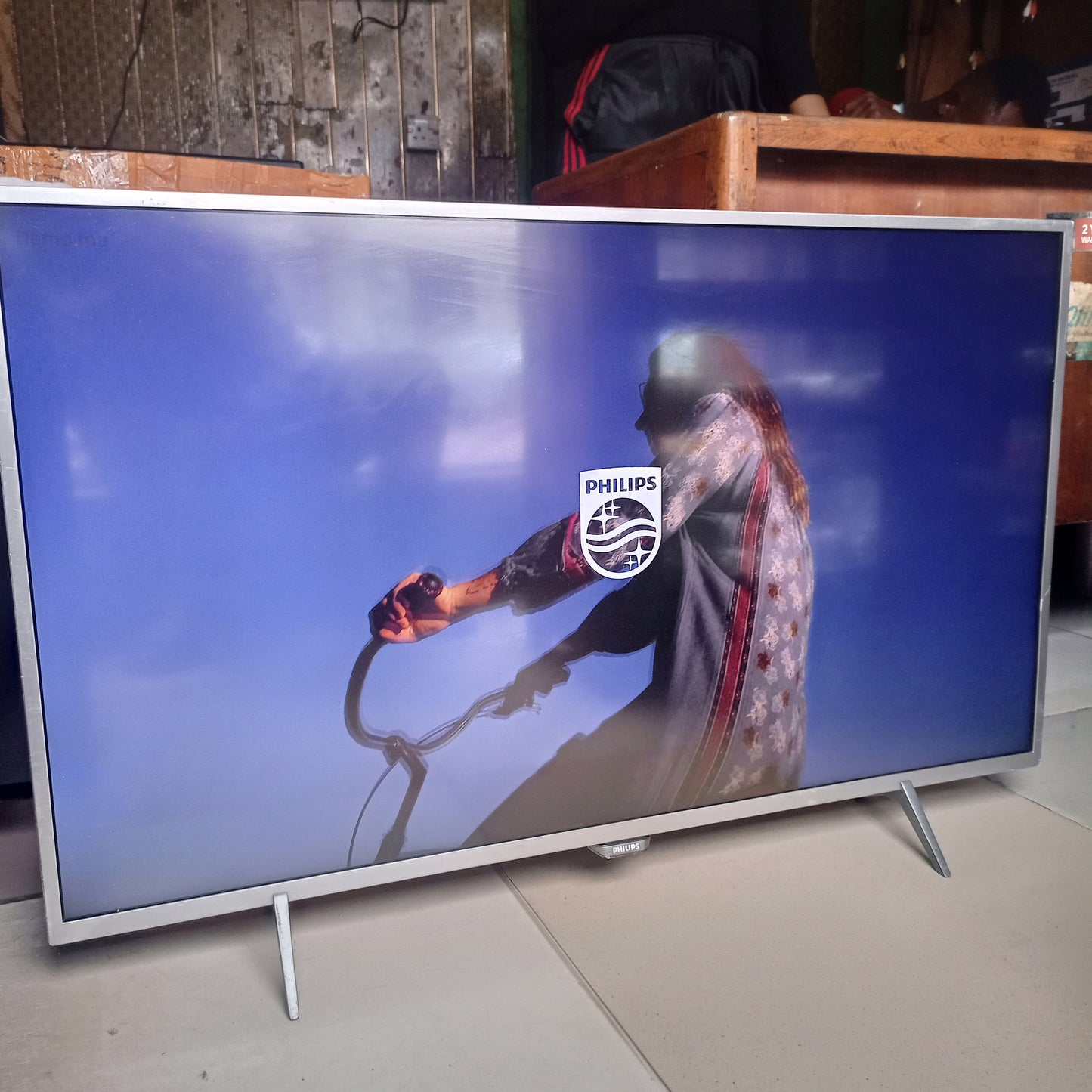 Philips 43 Inch 43PUS6401/12 6000 Series 4K UHD Ultra HDR LED powered by Android TV - UK Used