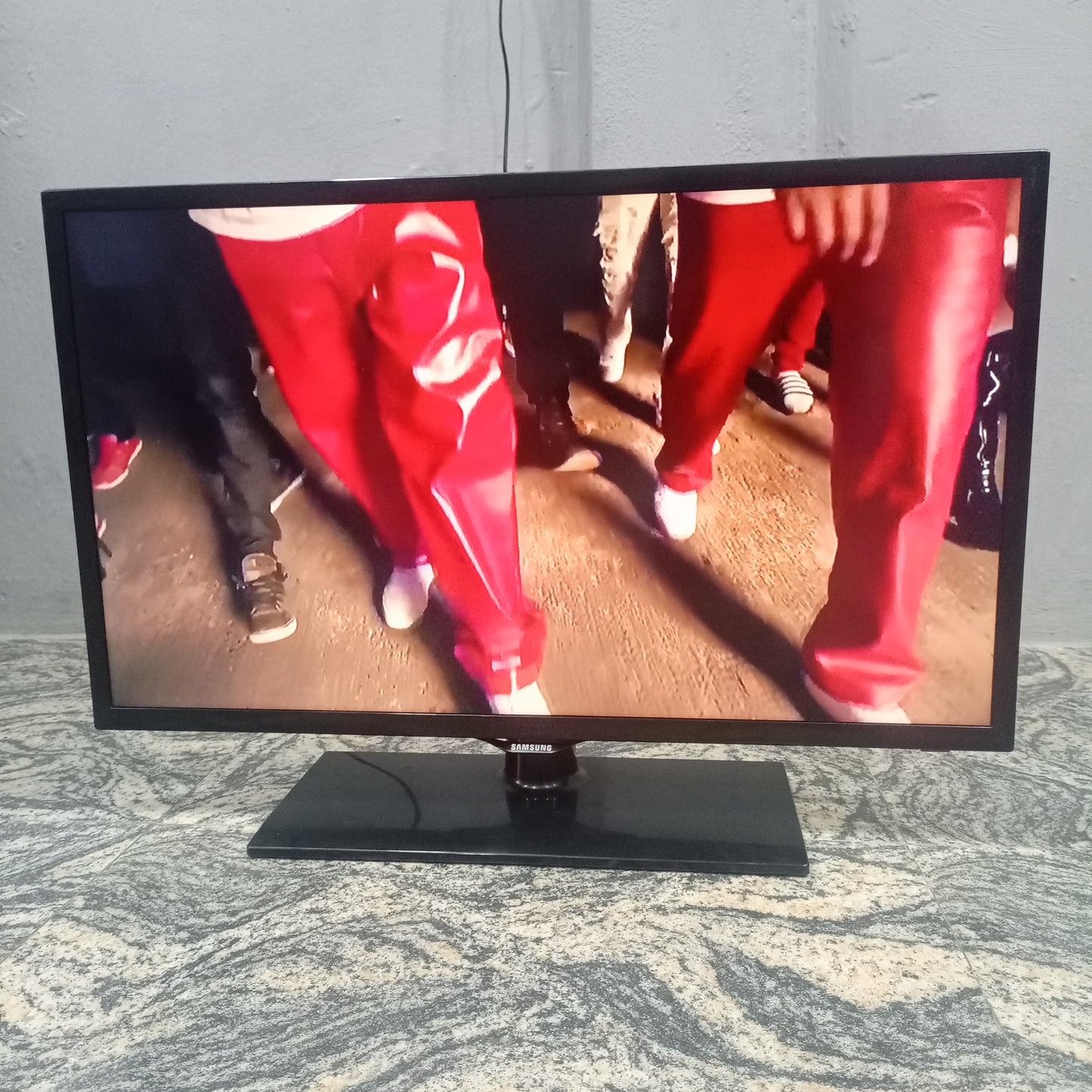 SAMSUNG 32 Inch UE32F5000 Series 5 Ultra Slim Full HD LED TV - London Used