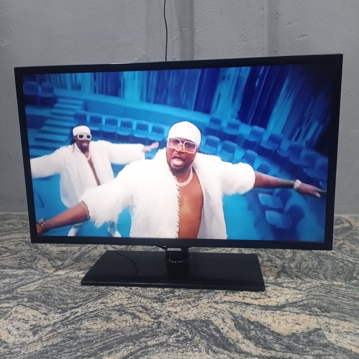 SAMSUNG 32 Inch UE32F5000 Series 5 Ultra Slim Full HD LED TV - Front View