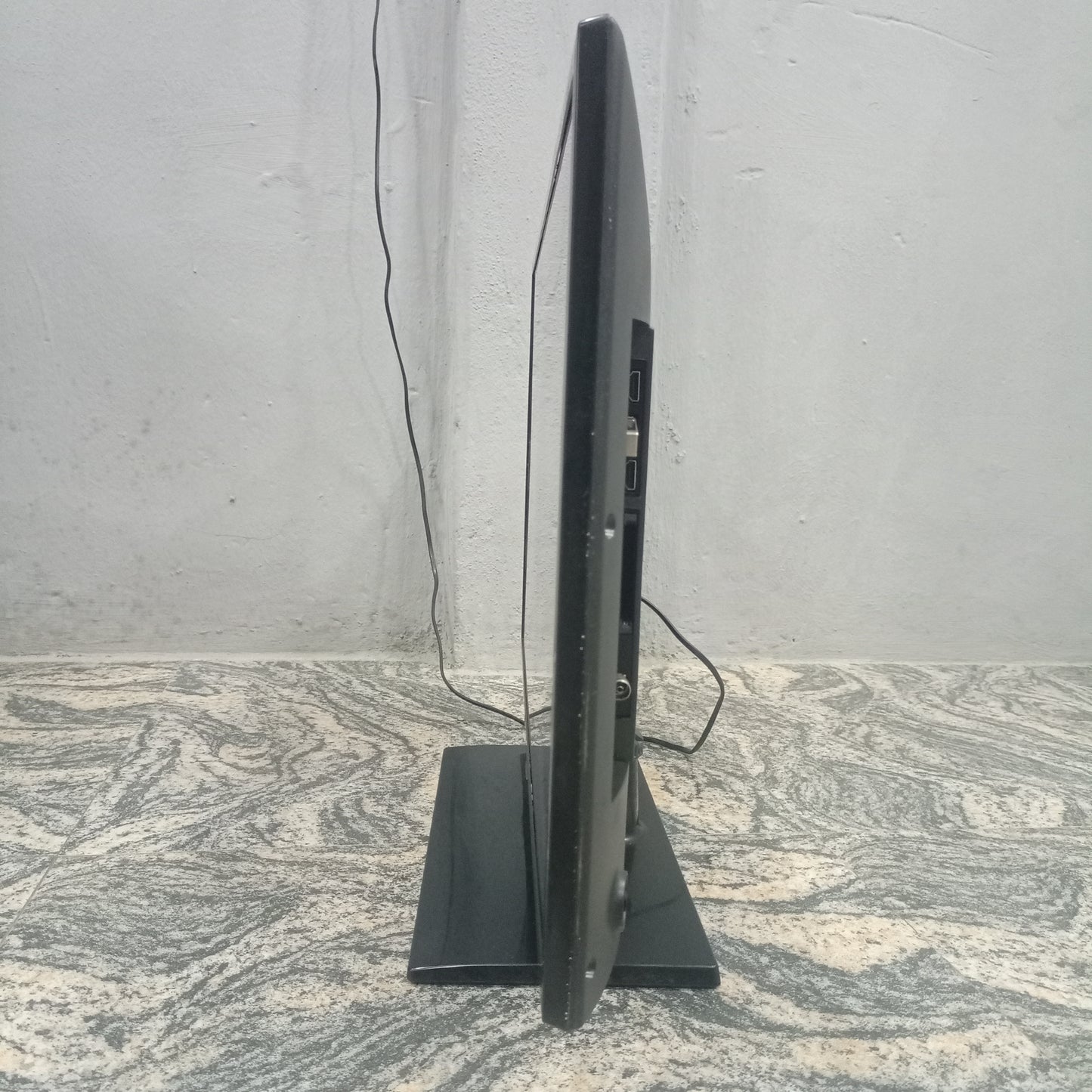 SAMSUNG 32 Inch UE32F5000 Series 5 Ultra Slim Full HD LED TV - Side View