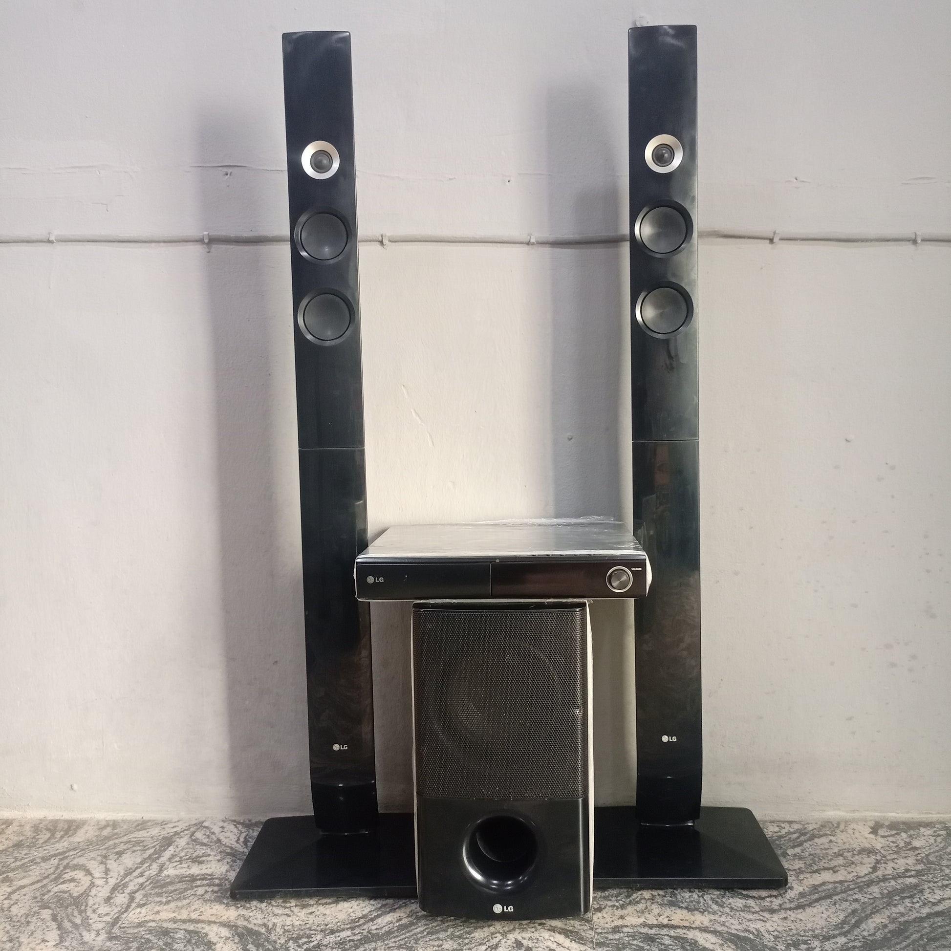 LG 2.1Ch 600W Tower DVD Home Theater System - Foreign Used