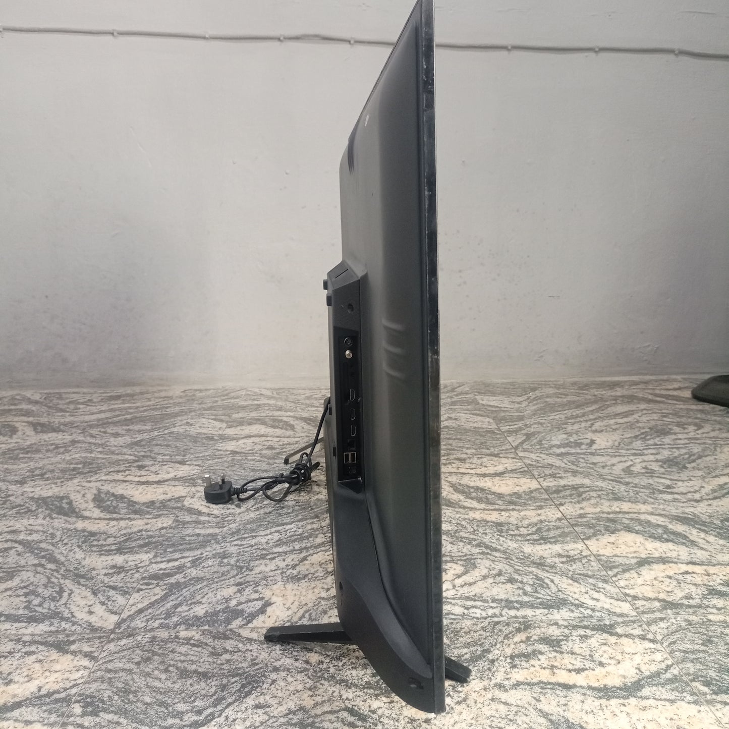 Hisense 43 inch H43B7100 VIDAA Smart 4K UHD Widescreen LED TV - Foreign Used