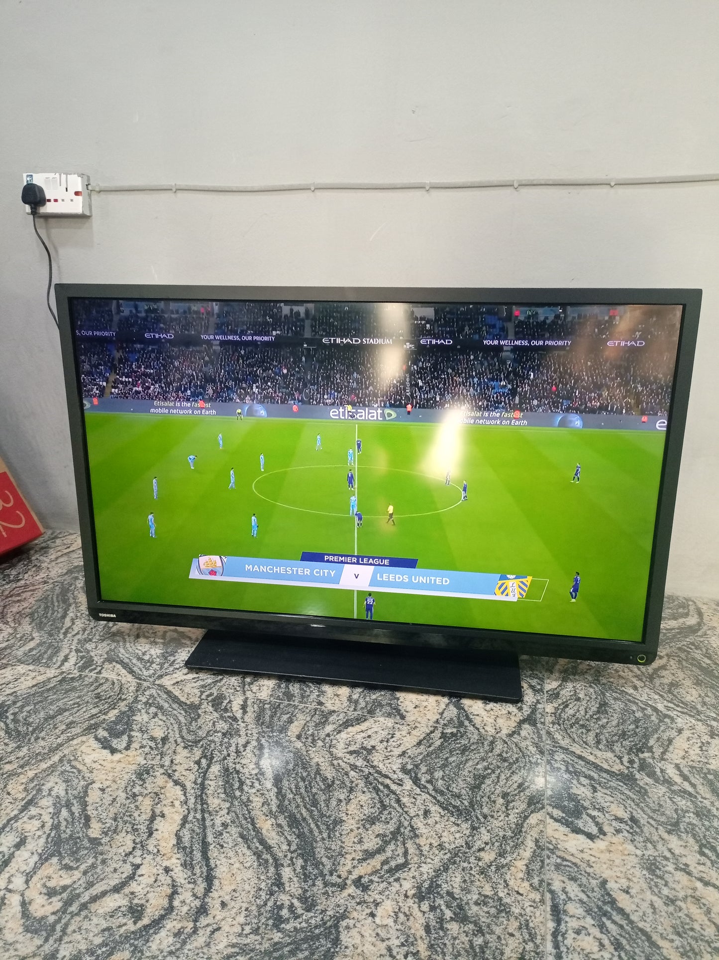 TOSHIBA 40 Inch 40L1333B Full HD LED TV (front view) - London Used