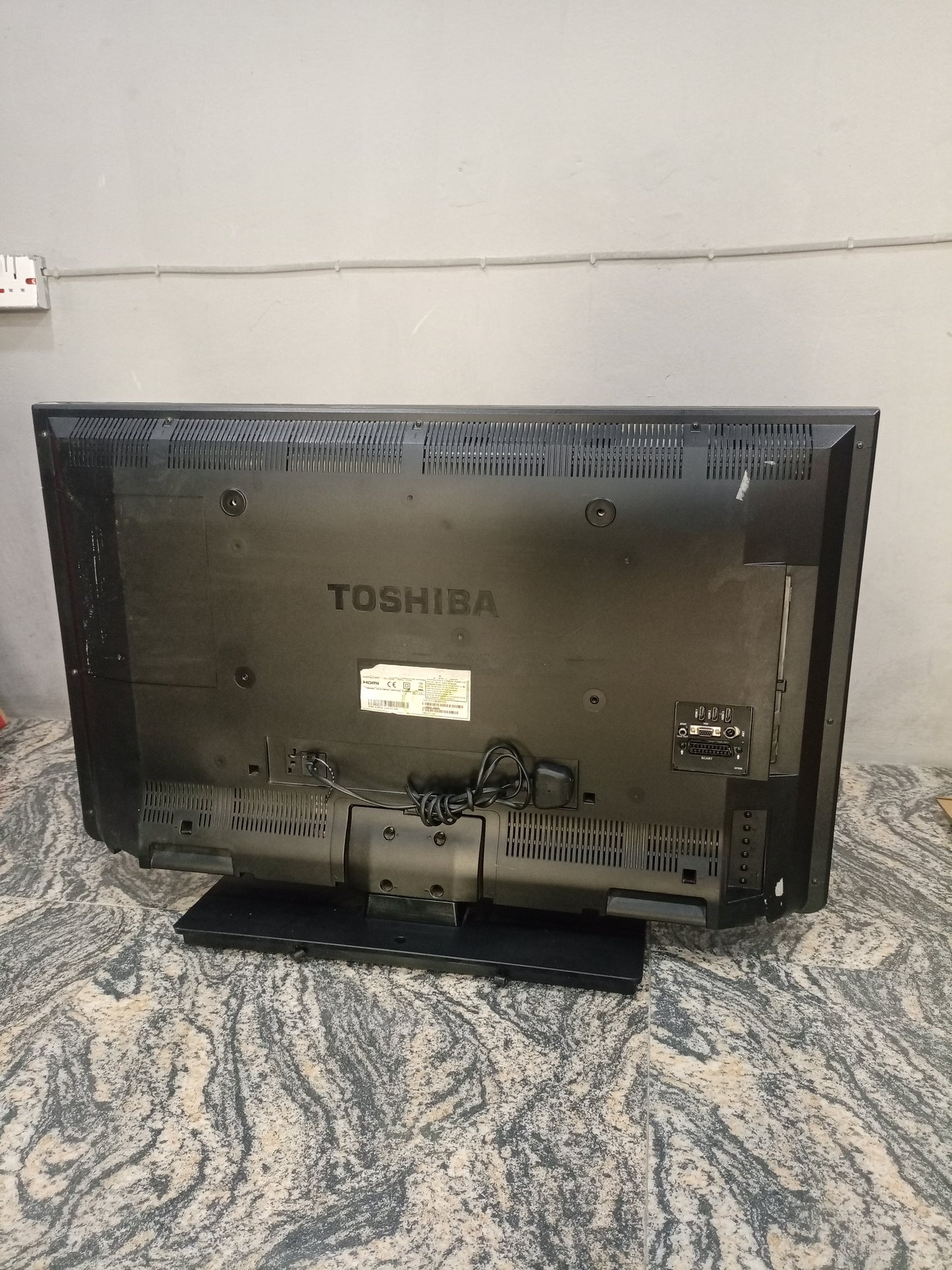 TOSHIBA 40 Inch 40L1333B Full HD LED TV (back view) - London Used