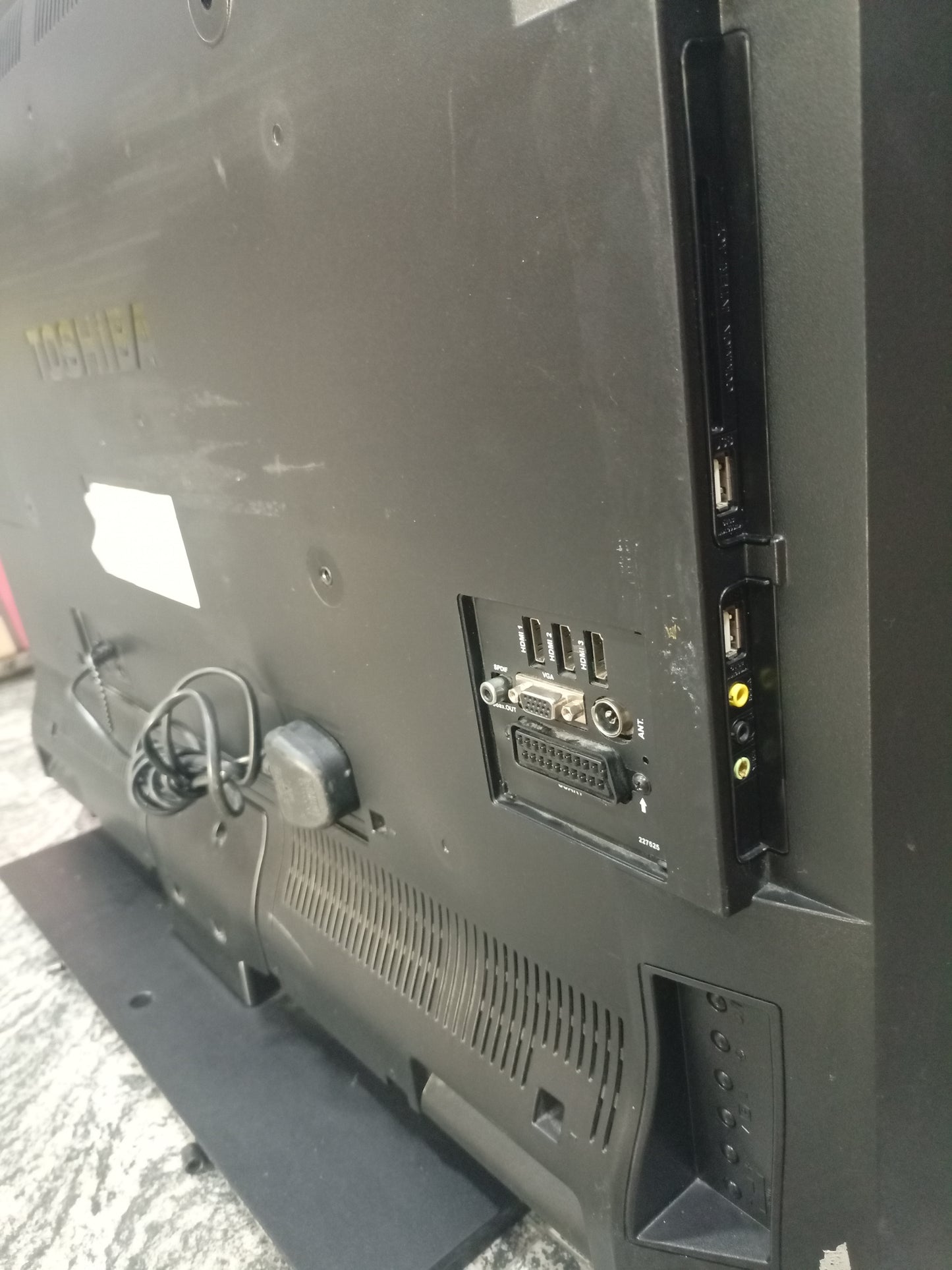 TOSHIBA 40 Inch 40L1333B Full HD LED TV - London Used