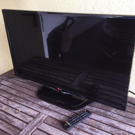 LG 32 Inch 32LN540V Triple Tuner (Satellite) 1080p Full HD LED TV Front View - London Used
