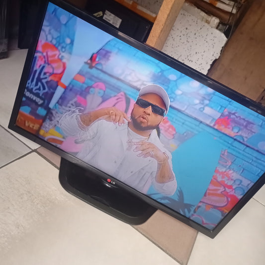 LG 32 Inch 32LN5400 Widescreen 720p HD Ready LED TV Front View - London Used