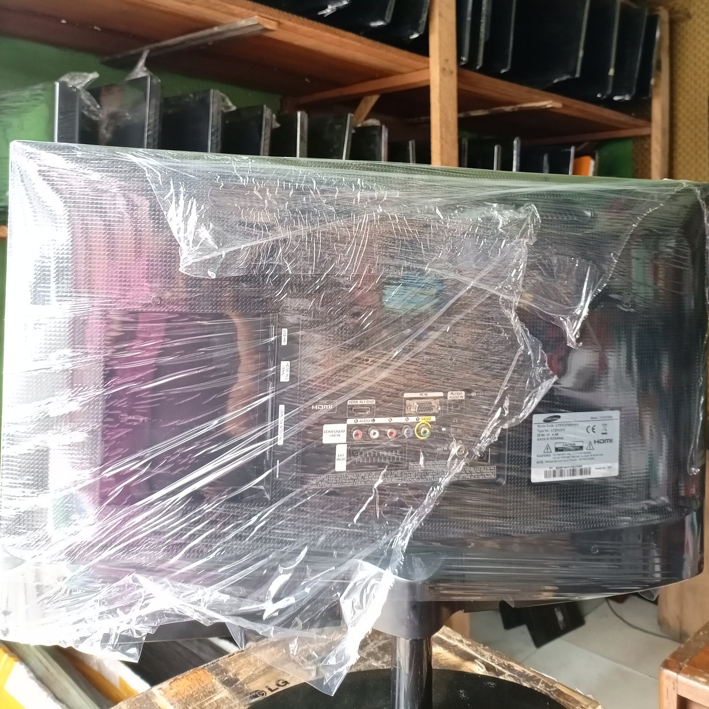 LT27C370EW Samsung 27 inch LED TV - Back view, for inverter use