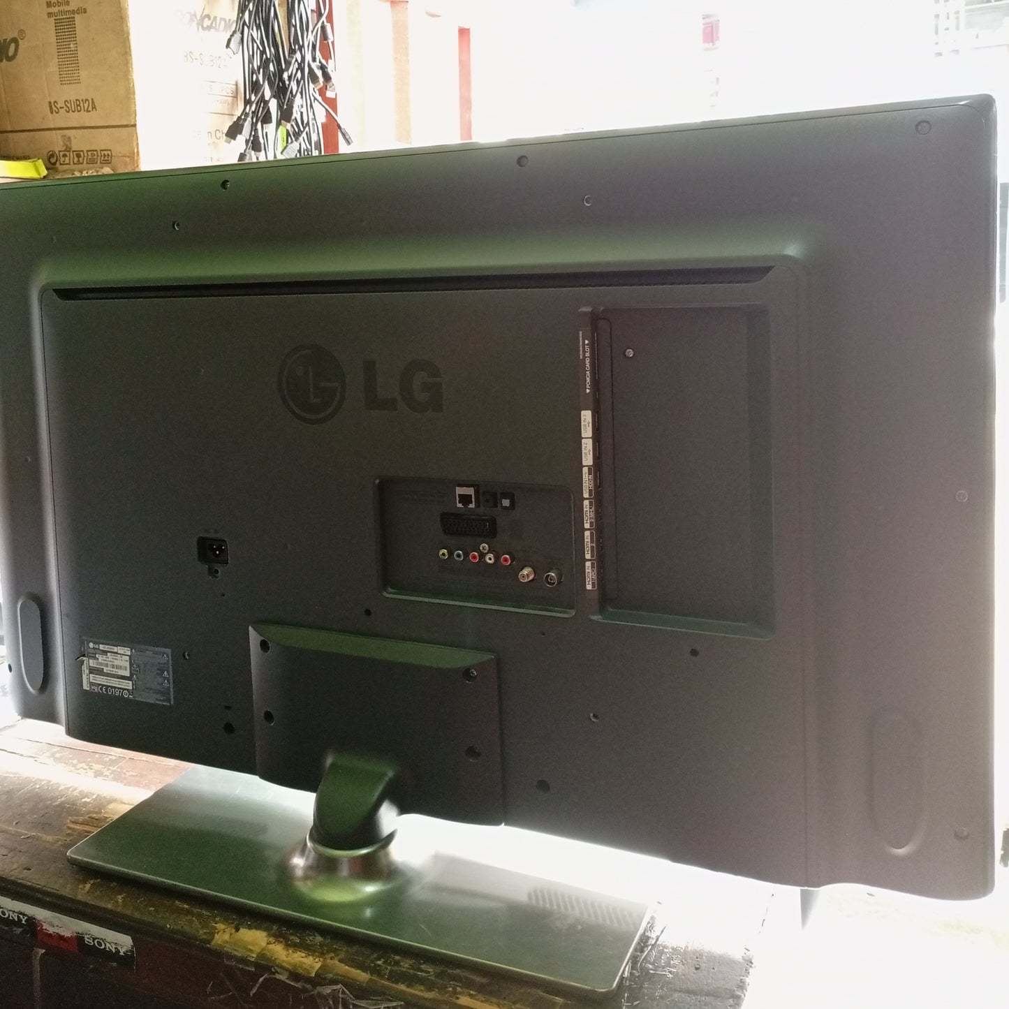 LG 47 Inch 47LB550B Ultra Slim Widescreen 3D Full HD LED TV (Back View) - UK Used