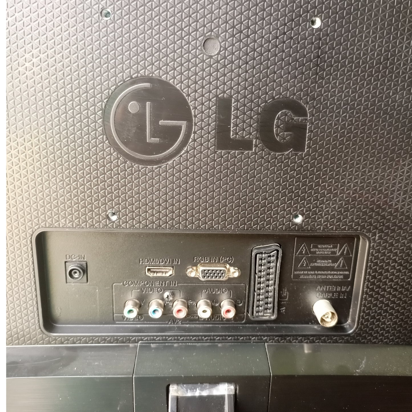 22 inch LG M2232D input connections