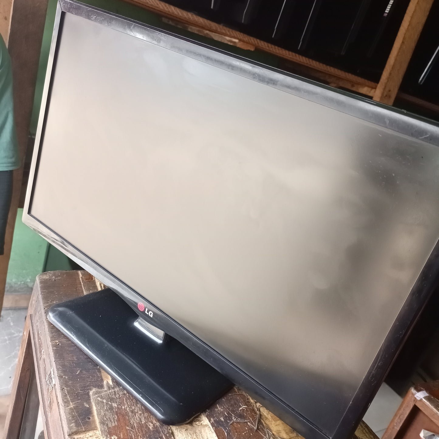 UK Used 22 inch LG 22MT44D-PZ LED HDTV - Front View