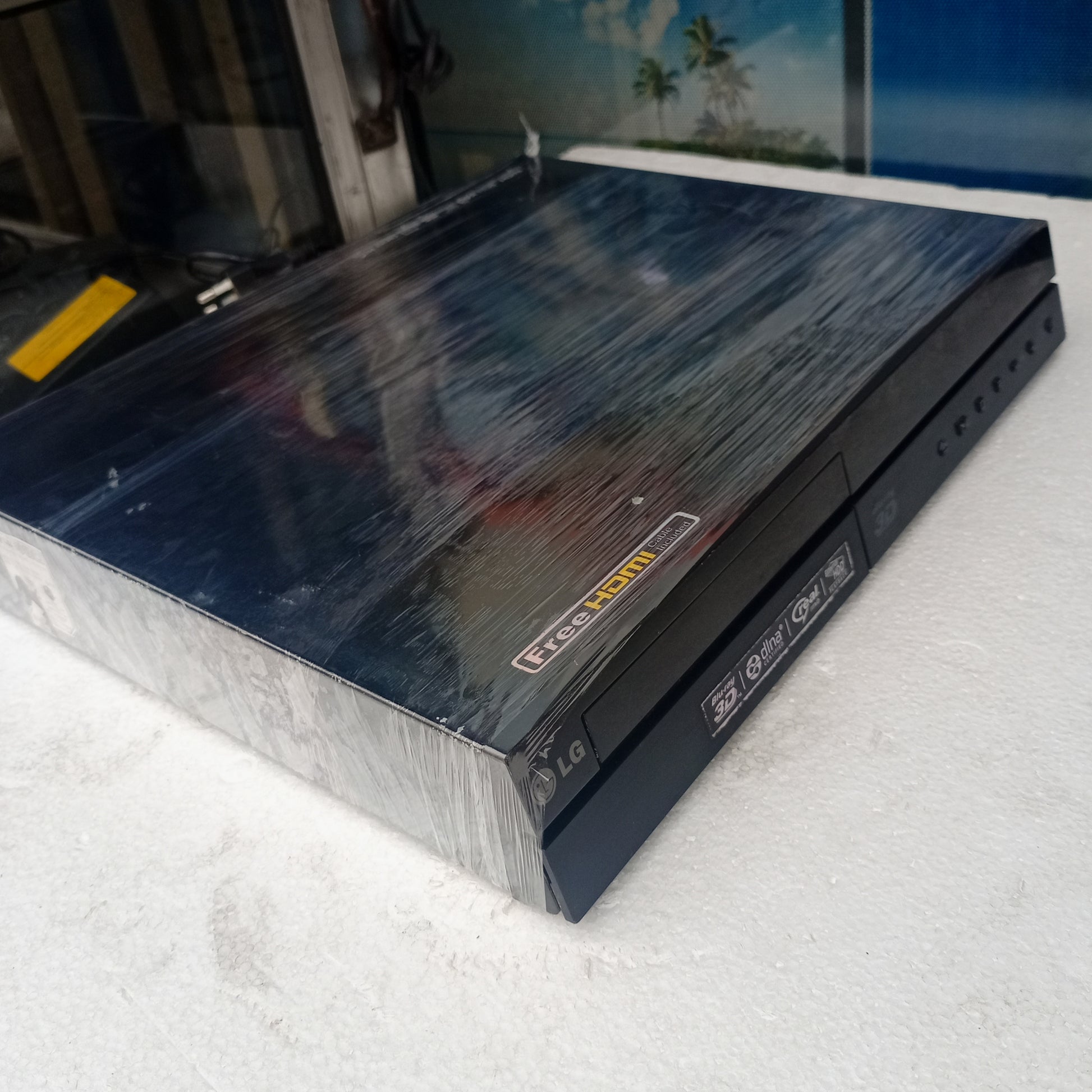 LG BH6320 1000Watts 3D Blu-ray Home Theater Machine Head - Angle View