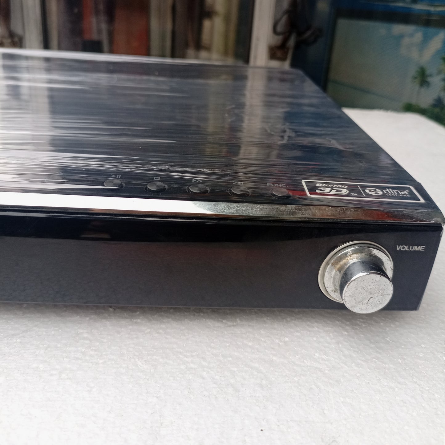 LG HX806TG 3D Blu-ray 850 Watts DVD Home Theater Machine Head - Volume and button controls