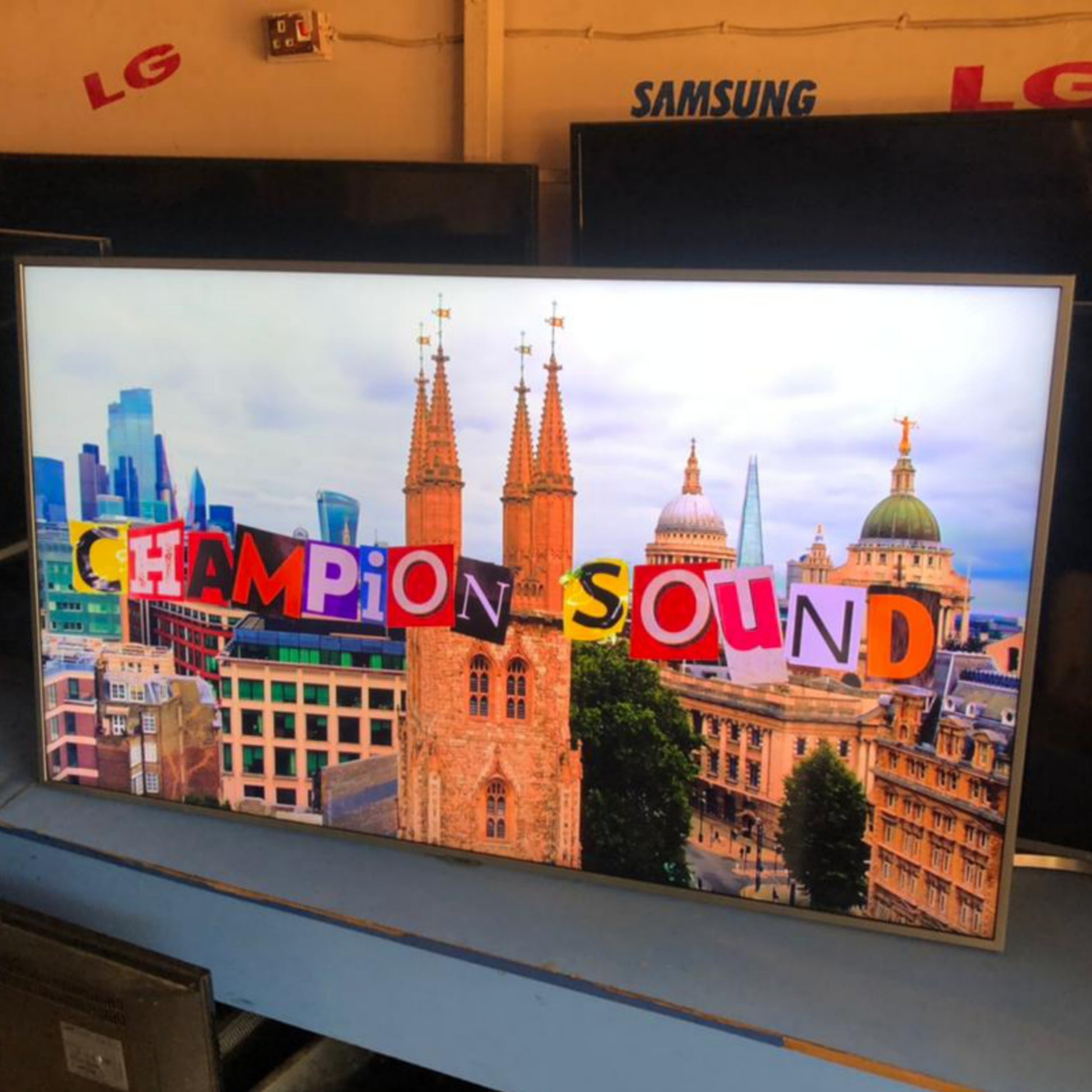 SAMSUNG 43 Inch UE43NU7020 Certified 4K UHD HDR+ Smart LED TV + Apple AirPlay and Bluetooth - UK Used