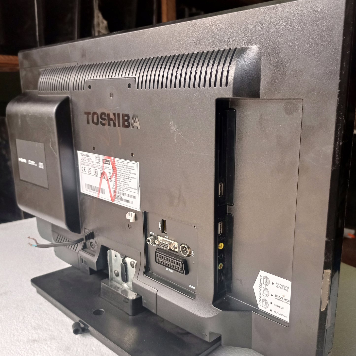 TOSHIBA 22 Inch 22D1333B HD Ready LED TV - Side View