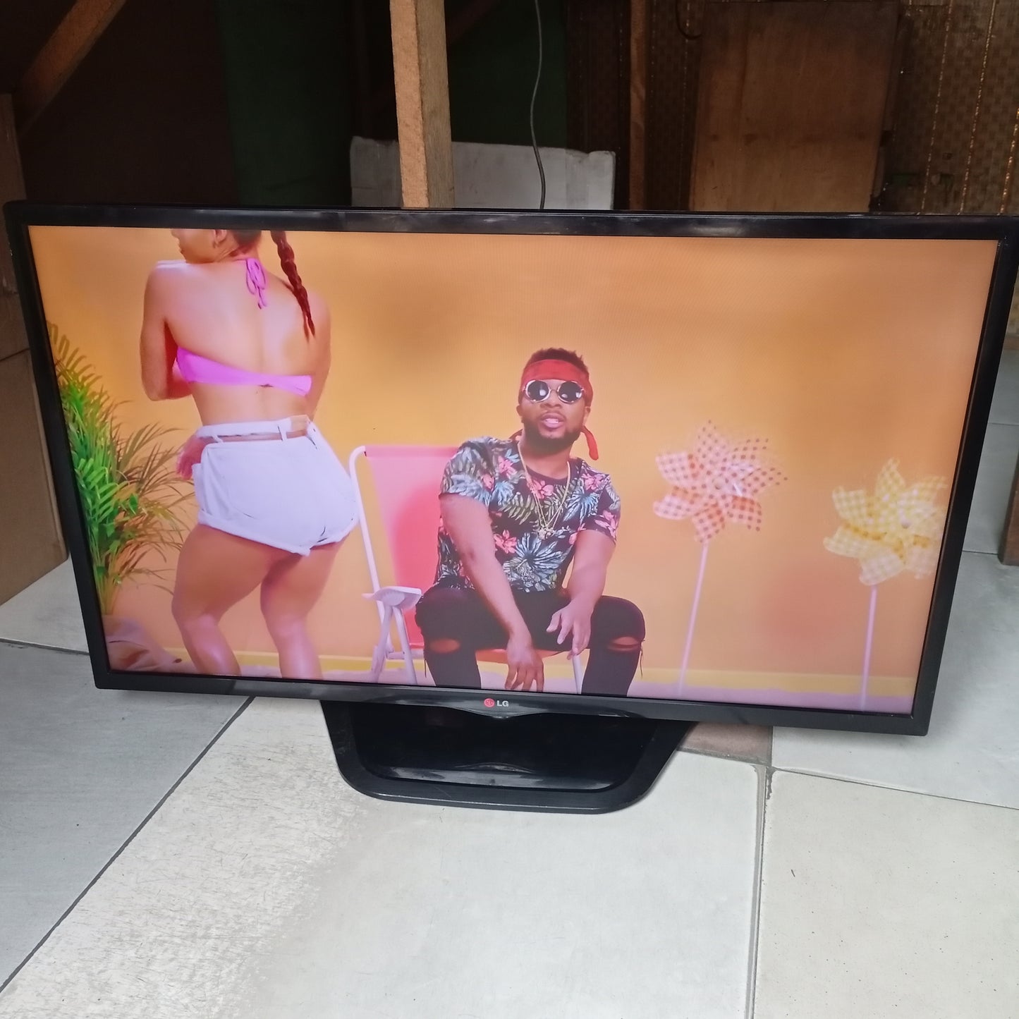 LG 39 Inch 39LN5400 Widescreen 120Hz 1080p FHD LED TV - London Used
