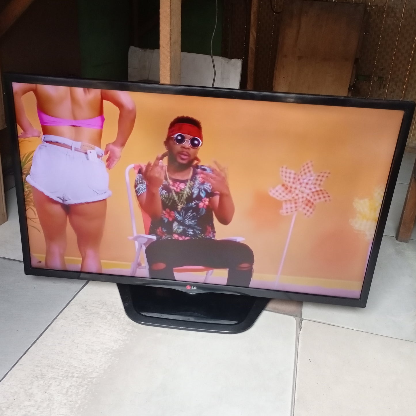 LG 39 Inch 39LN5400 Widescreen 120Hz 1080p FHD LED TV - London Used