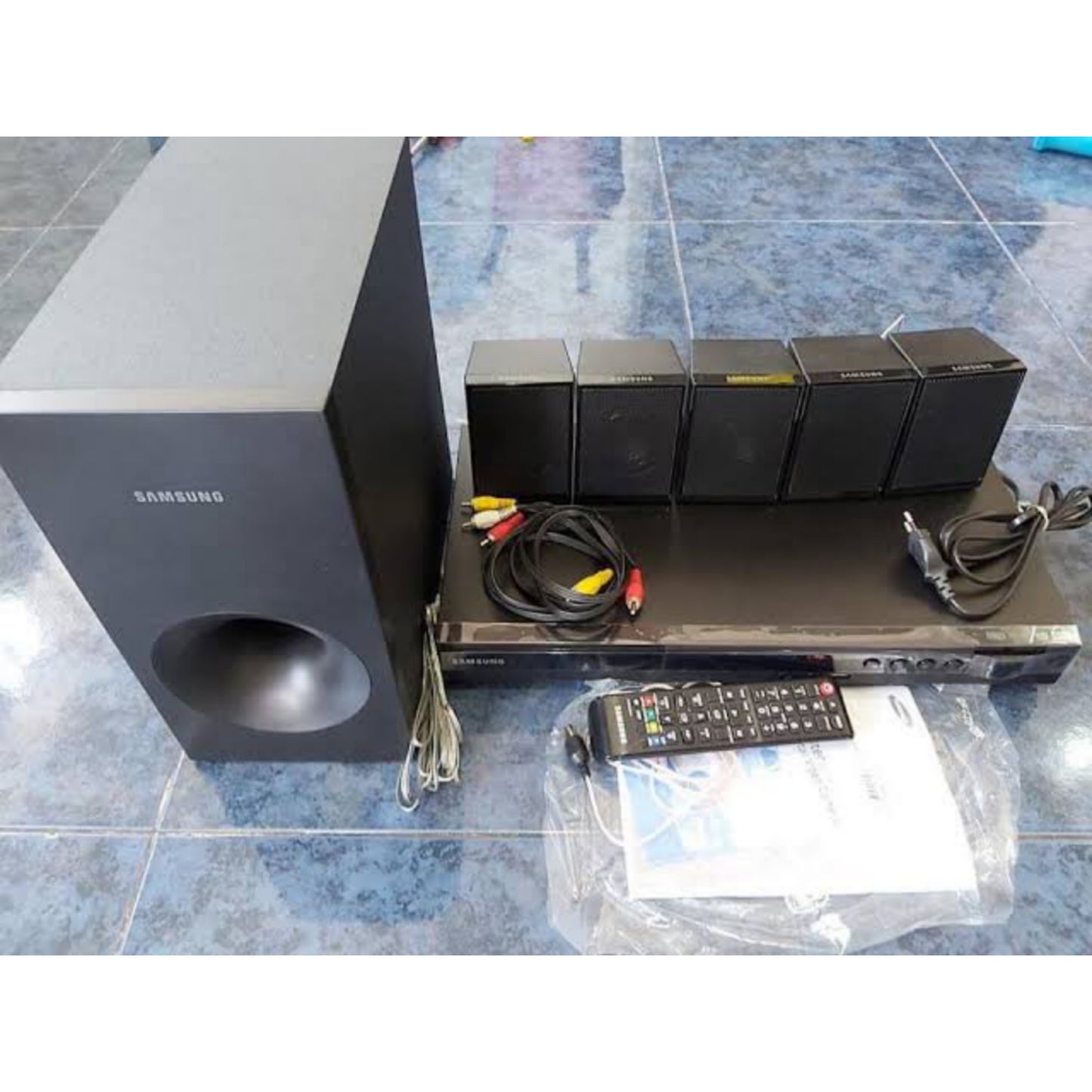 Samsung HT-E330K 5.1Ch 330Watts DVD Home Theater Complete Set - Foreign Used