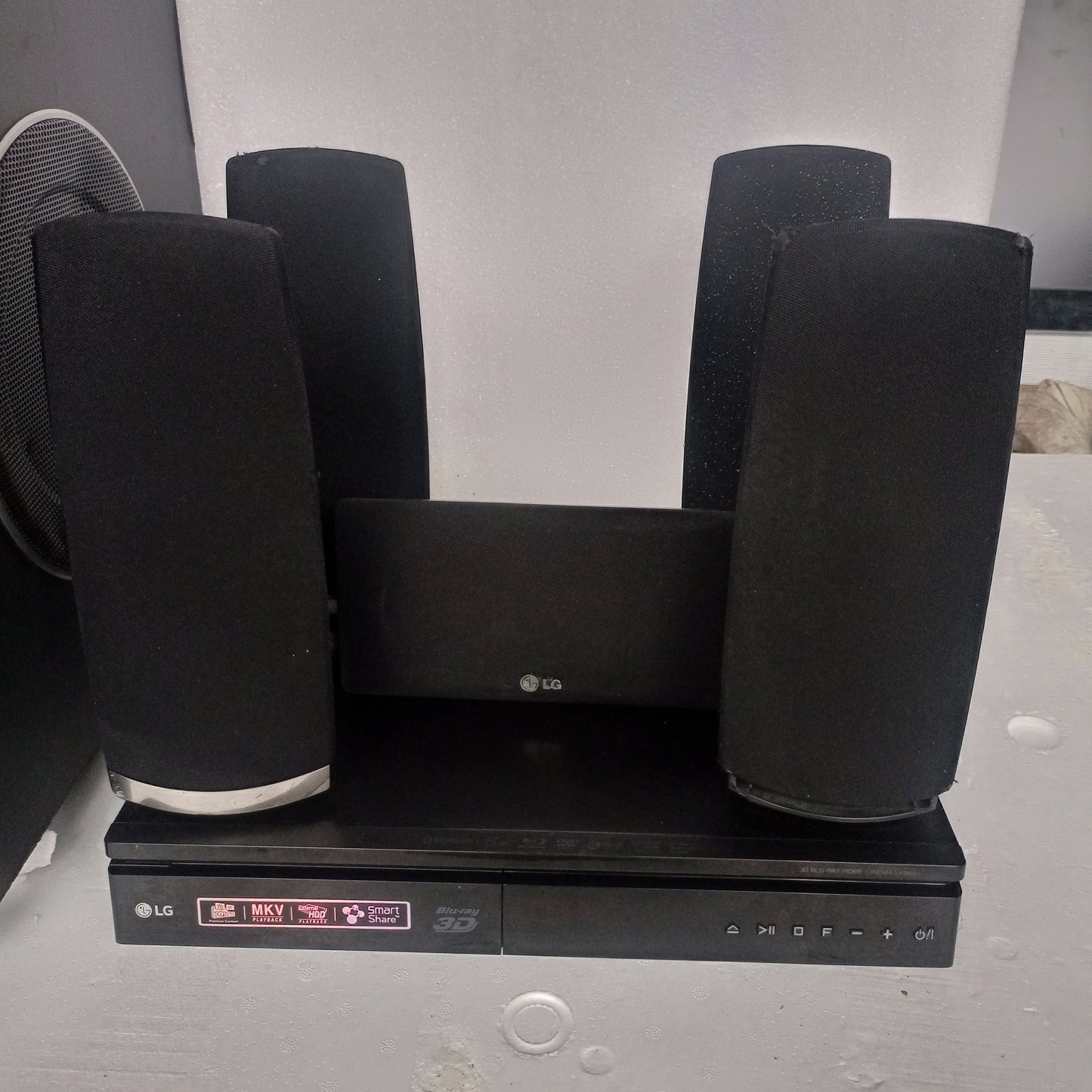 LG 5.1Ch 1000W Bluetooth 3D Blu-ray DVD Home Cinema System - Foreign Used