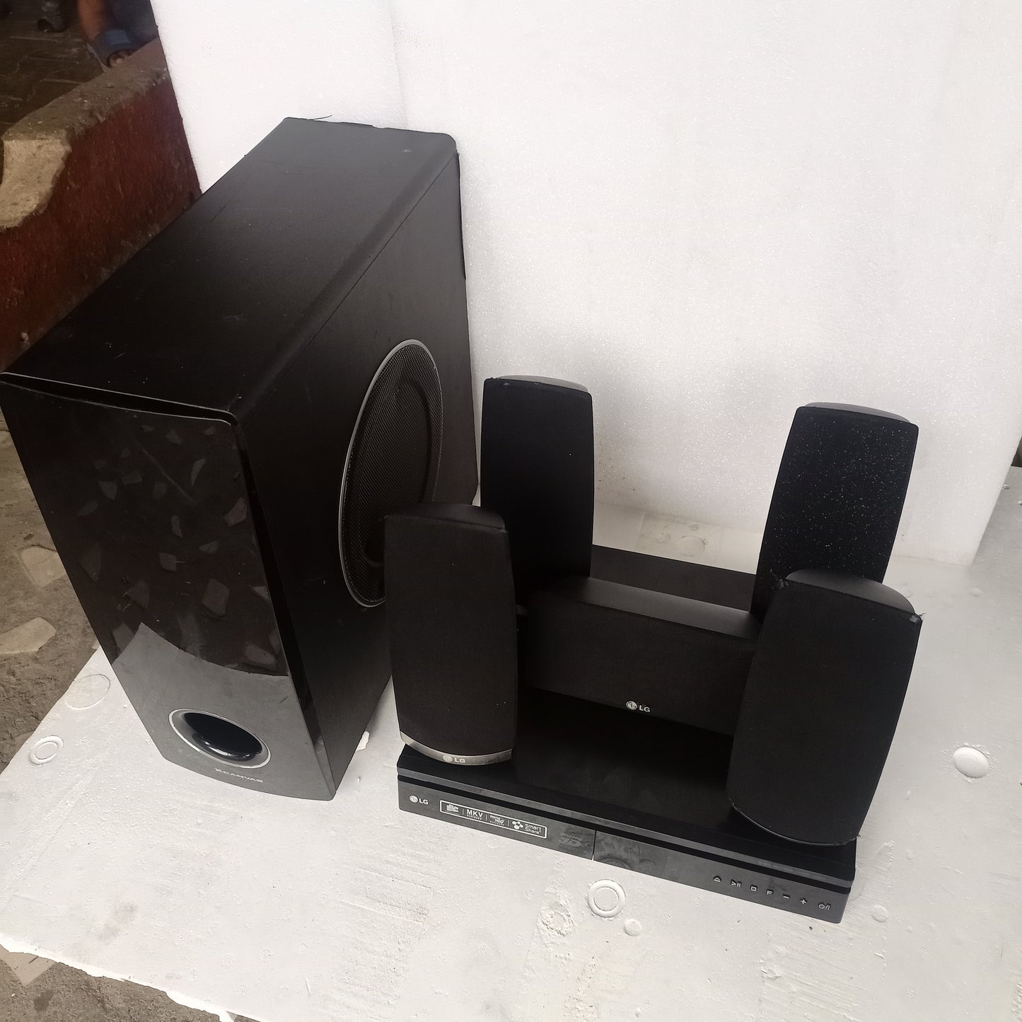 LG 5.1Ch 1000W Bluetooth 3D Blu-ray DVD Home Cinema System - Foreign Used
