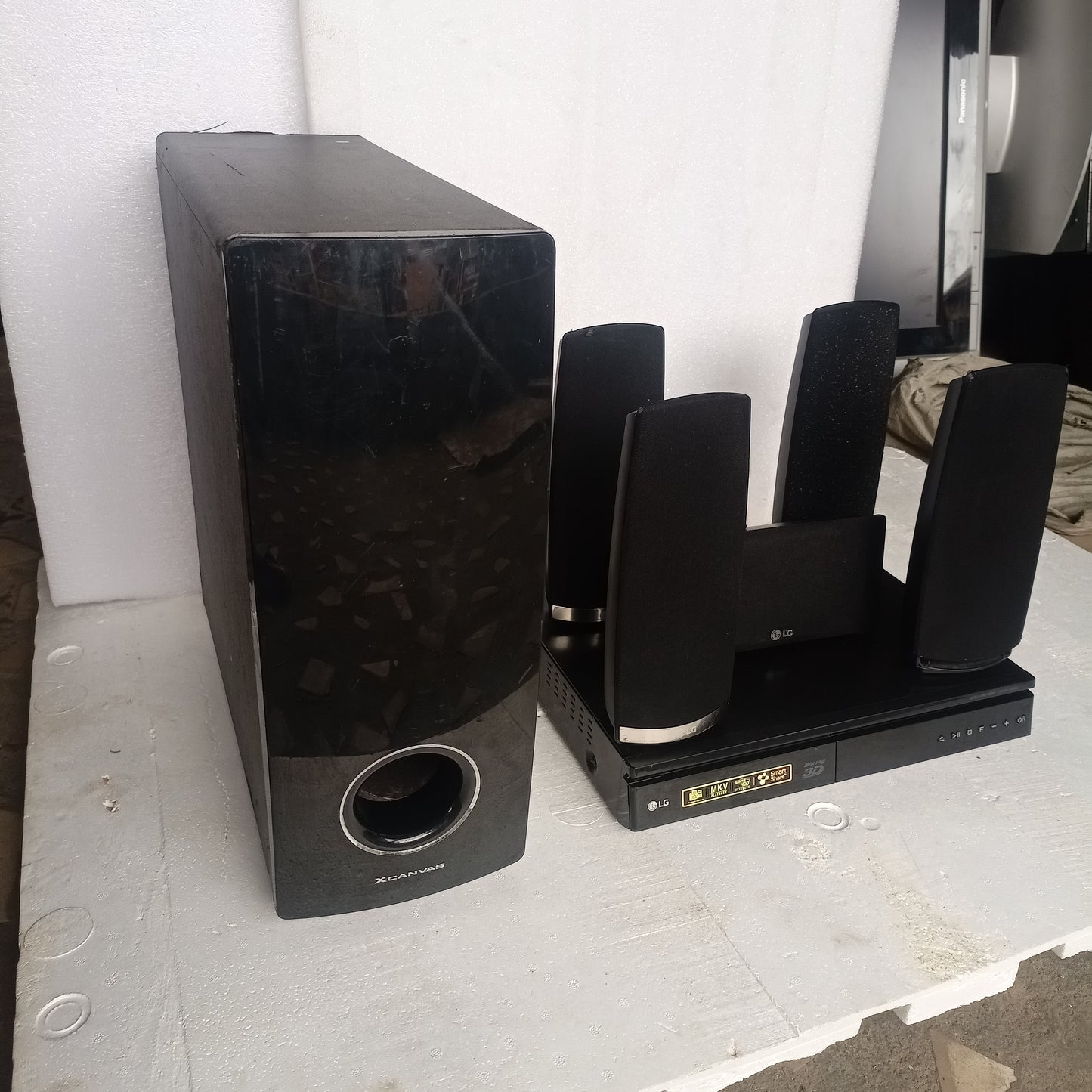 LG 5.1Ch 1000W Bluetooth 3D Blu-ray DVD Home Cinema System - Foreign Used