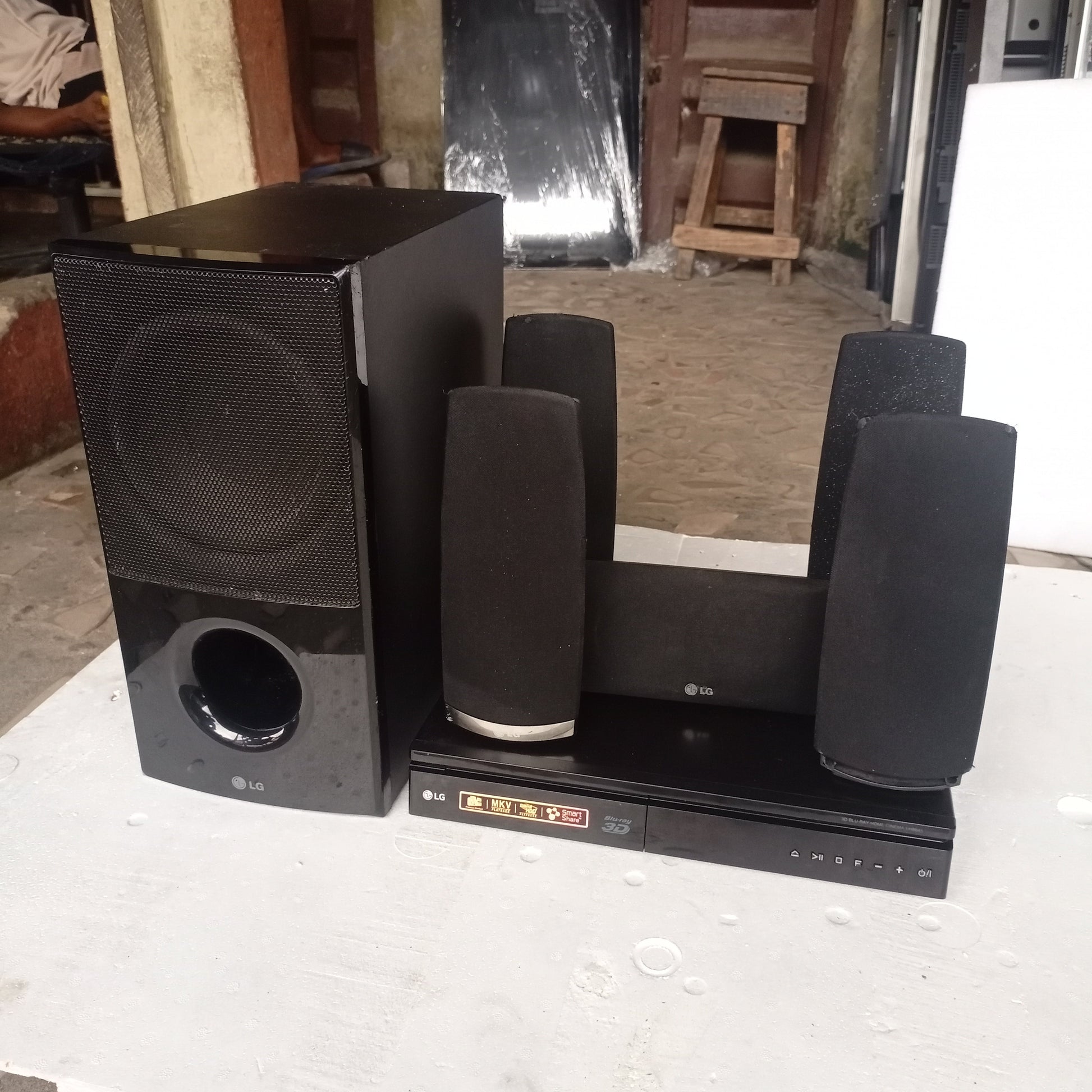 LG 5.1Ch 1000W Bluetooth 3D Blu-ray DVD Home Cinema System - Foreign Used