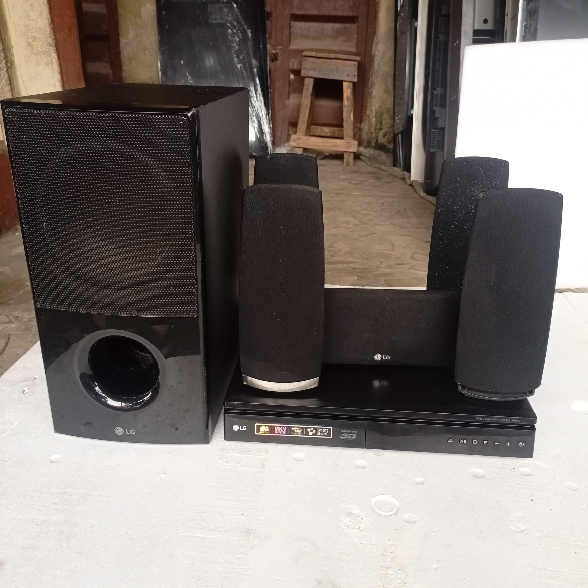 LG 5.1Ch 1000W Bluetooth 3D Blu-ray DVD Home Cinema System - Foreign Used