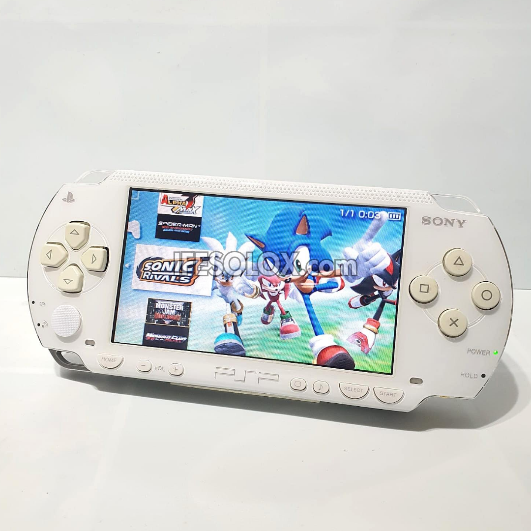 PlayStation Portable PSP 1000 series Game Console with 16GB Memory Stick and 15 Games (White) - Foreign Used