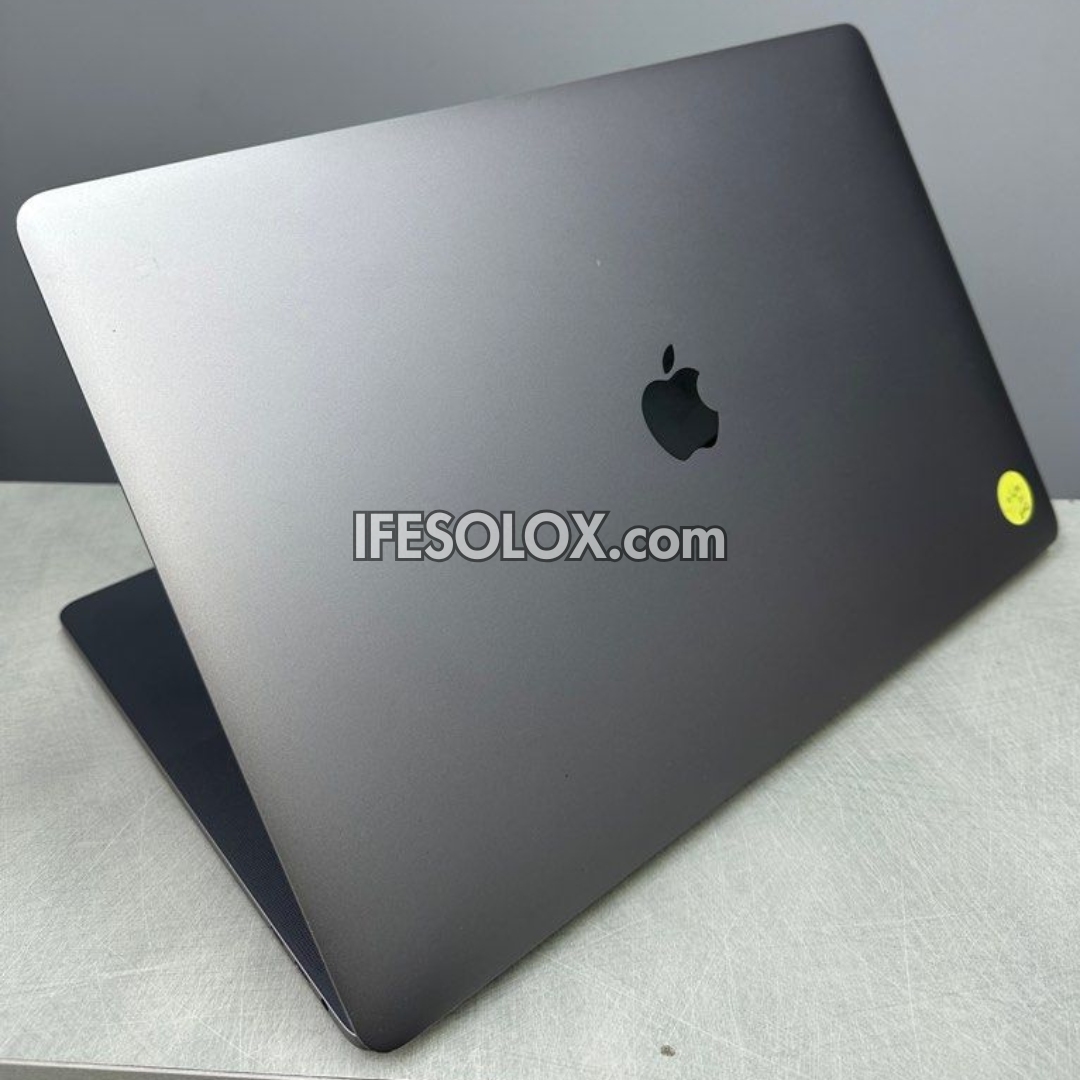 MacBook Pro 2018 15" Retina Display Laptop with Intel Core i7 8th Gen, 16GB DDR4 RAM, 256GB SSD - Foreign Used