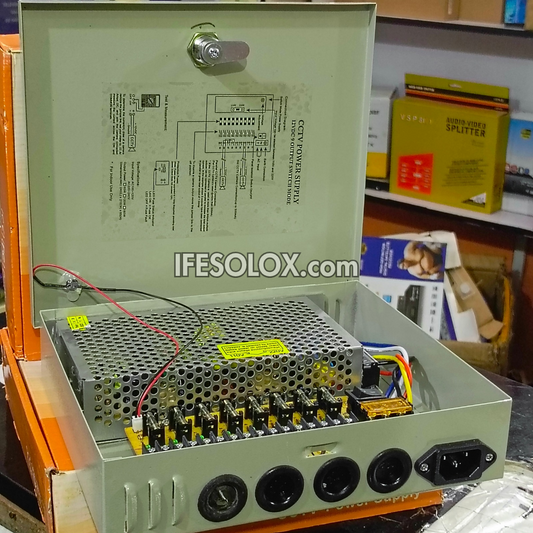 Boîtier d'alimentation CCTV professionnel 8 voies 12 V CC avec fusible individuel - Tout neuf