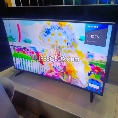 SAMSUNG Téléviseur intelligent Curve UHD 4K HDR série NU7300 de 49 pouces avec Miracast et AirPlay - Utilisé au Royaume-Uni