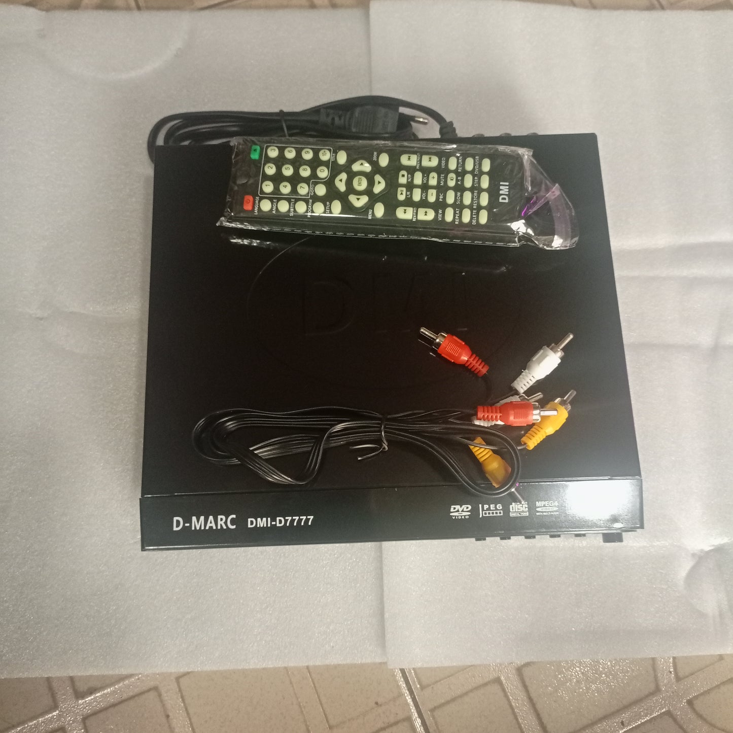 Lecteur DVD multi-lecture DMARC DMI-D7777 + dernière mémoire, emplacements USB et SD - Tout neuf