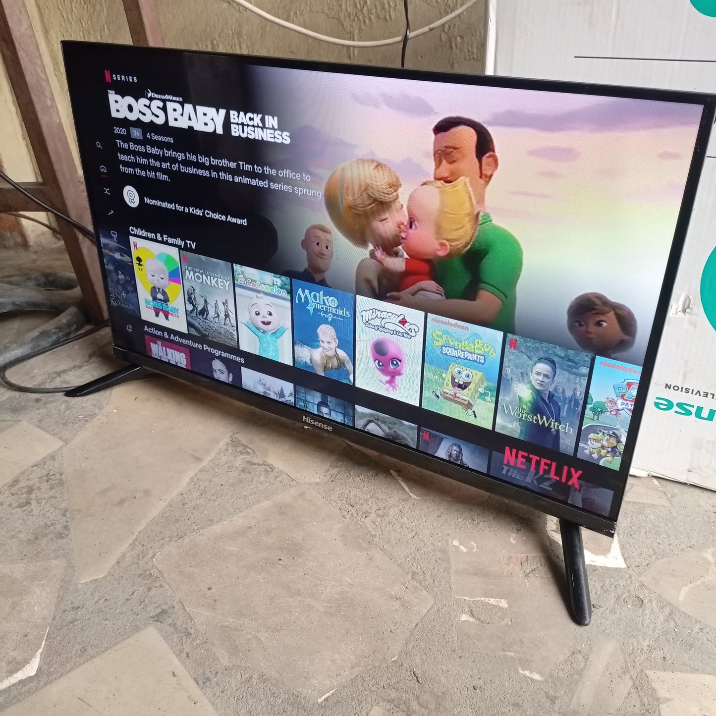 Hisense 32 inch WiFi Satellite Smart Full HD LED TV - Netflix