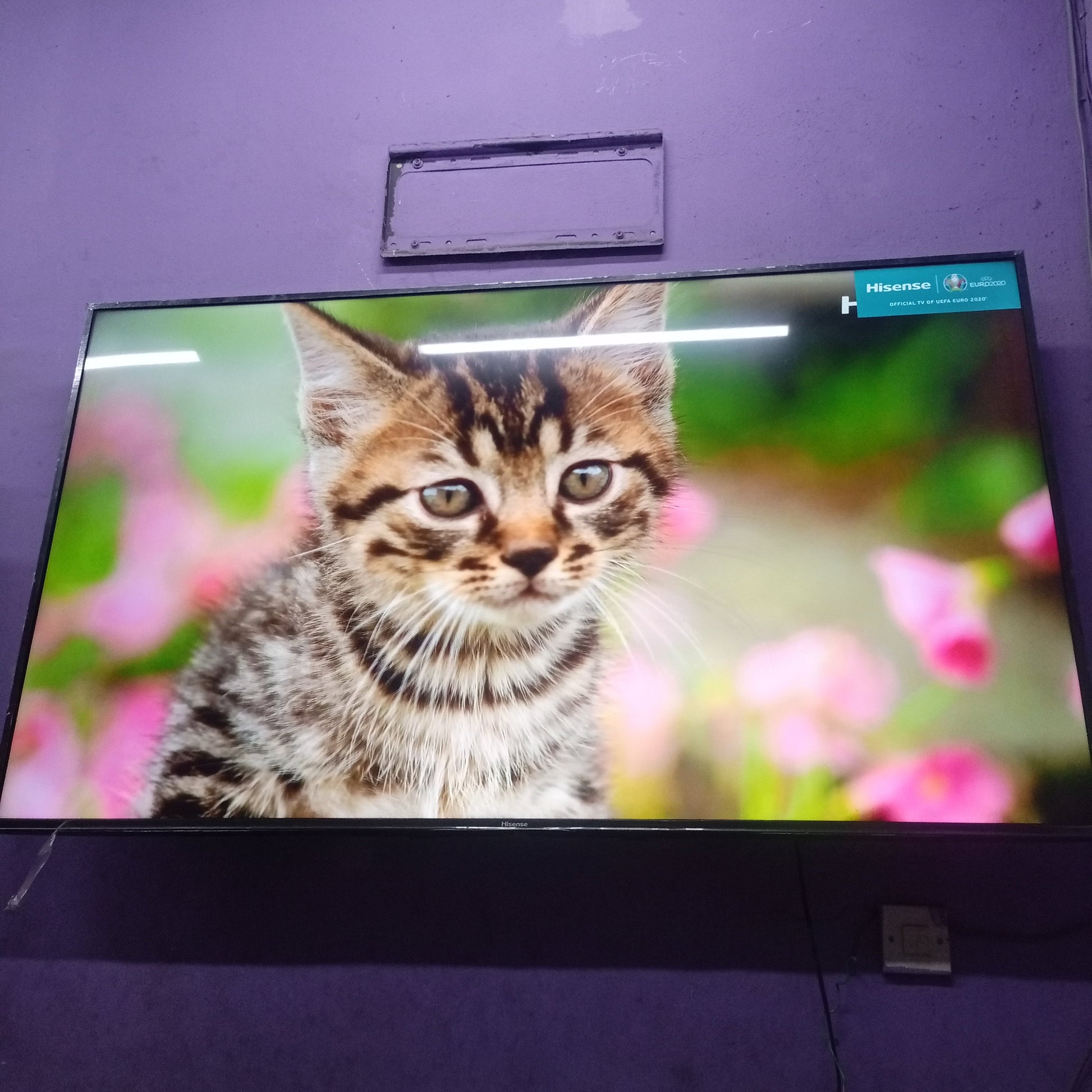 Hisense 65 inch VIDAA Smart 4K UHD LED TV (Netflix, YouTube, Amazon Prime) - Foreign Used