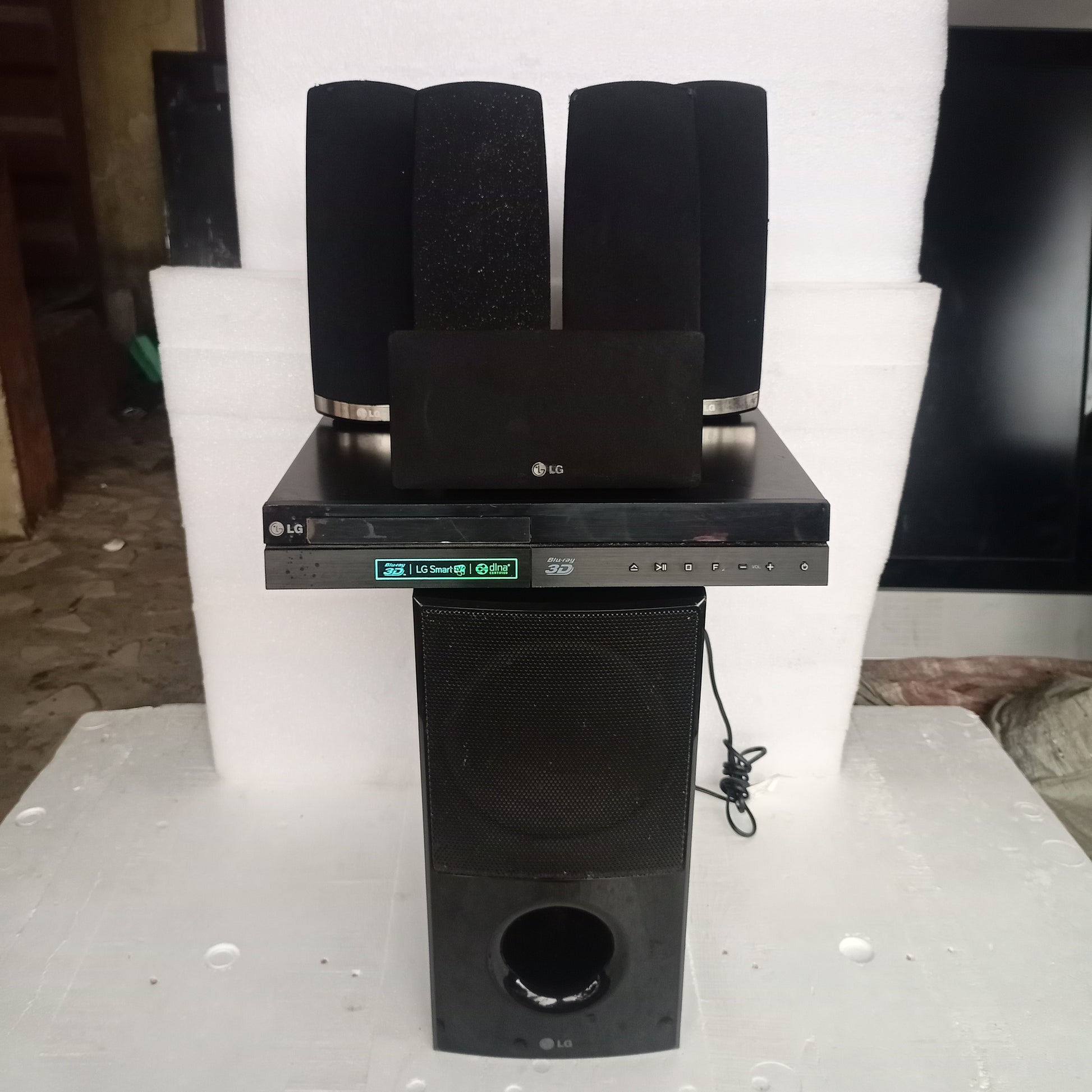 LG BH6620S 850W 3D Blu-ray DVD Home Cinema System (USB, FM