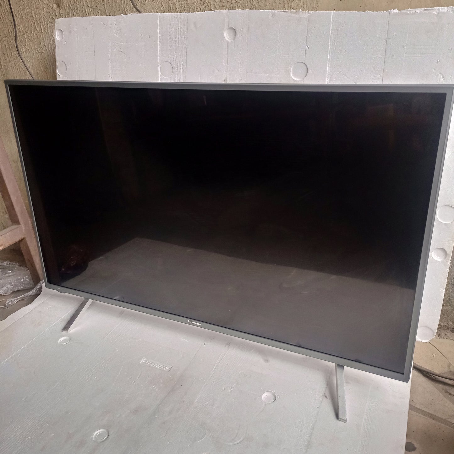 Hisense 43 inch 43A6100 VIDAA Smart 4K UHD Widescreen LED TV (Netflix, YouTube) - blank screen