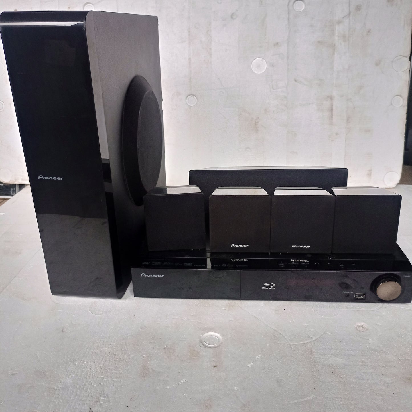 Pioneer Blu-ray Streaming 5.1 Home-Theater System with iPod Cradle